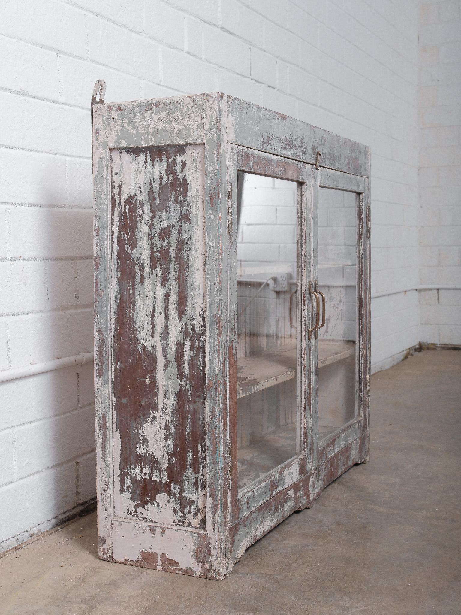 Indiano Armadio indiano rustico con ante in vetro e verniciatura degradata in vendita