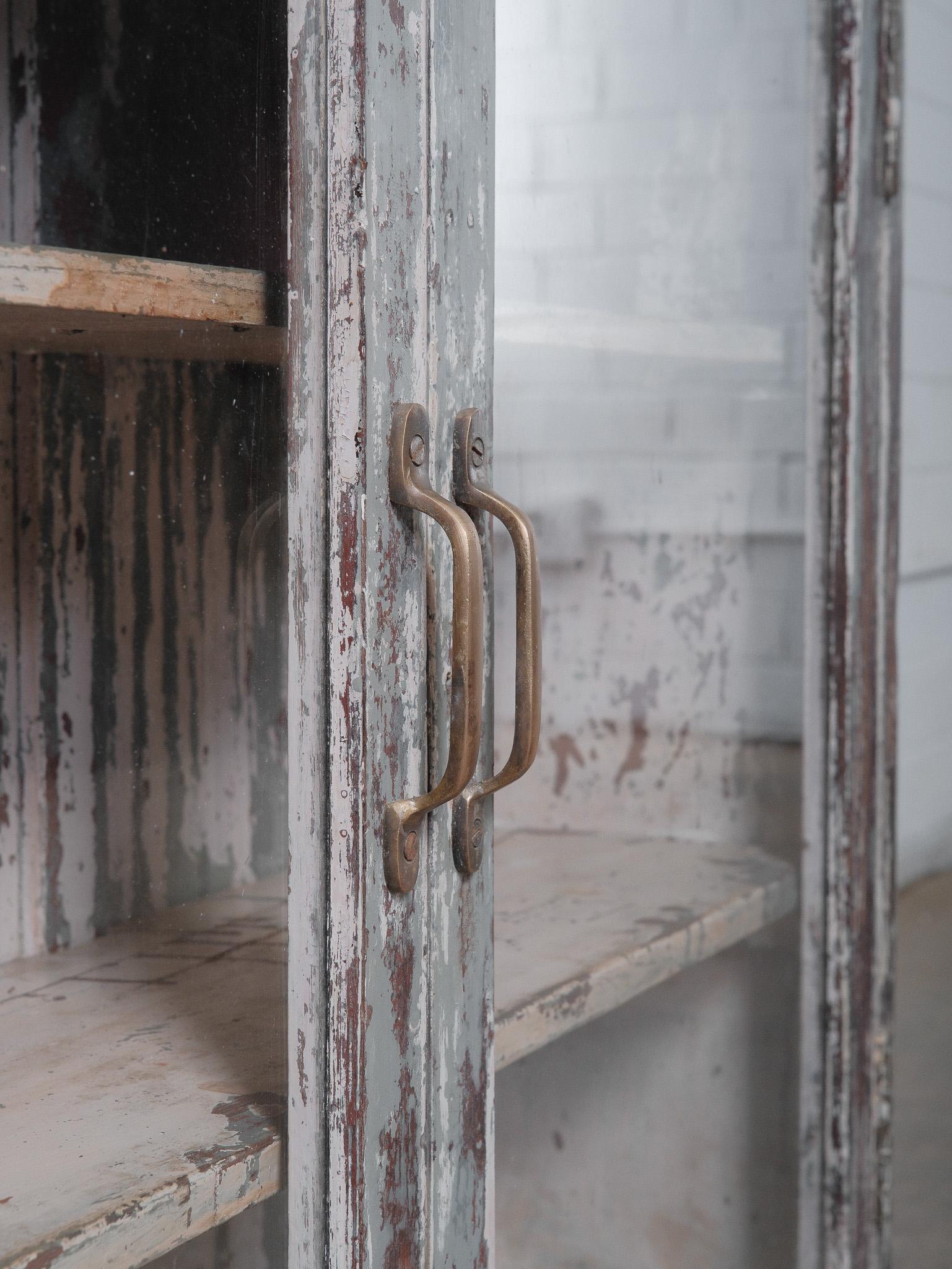 XX secolo Armadio indiano rustico con ante in vetro e verniciatura degradata in vendita