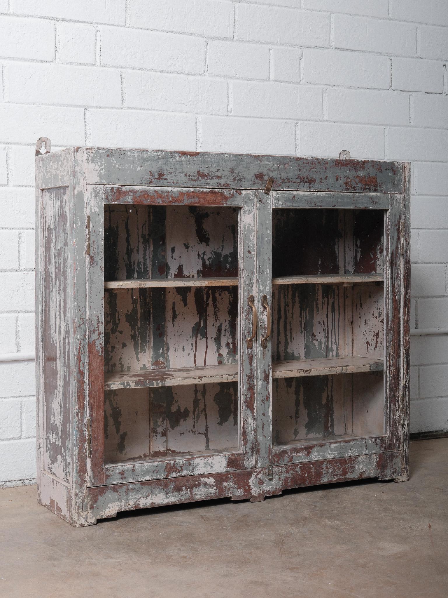 Armadio indiano rustico con ante in vetro e verniciatura degradata in vendita 1