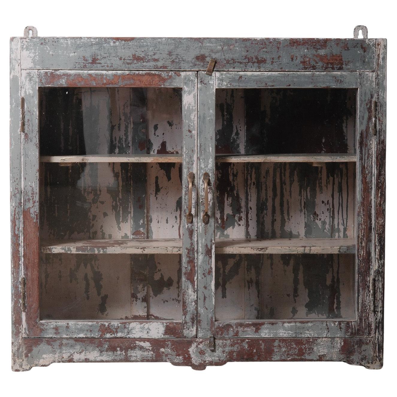 Rustikaler indischer Schrank mit Glasfront und abgenutzter Farbe