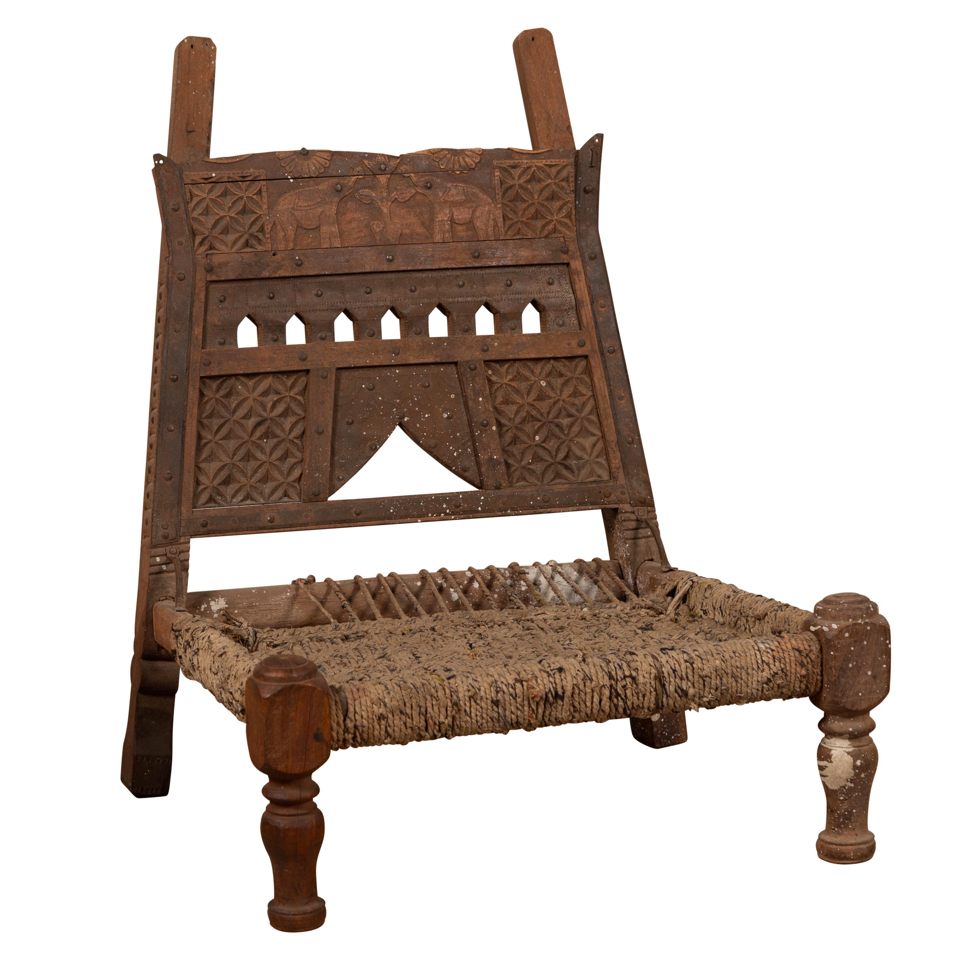 Chaise basse rustique indienne en bois avec assise en corde et aspect usé par le temps