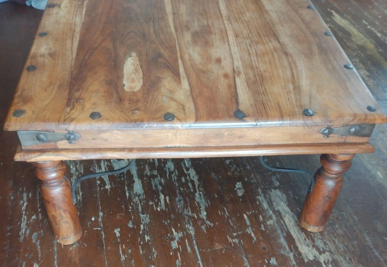 Rustic Indian Sheesham Wood Coffee Table with Nailhead Design and Baluster Legs In Excellent Condition For Sale In London, GB