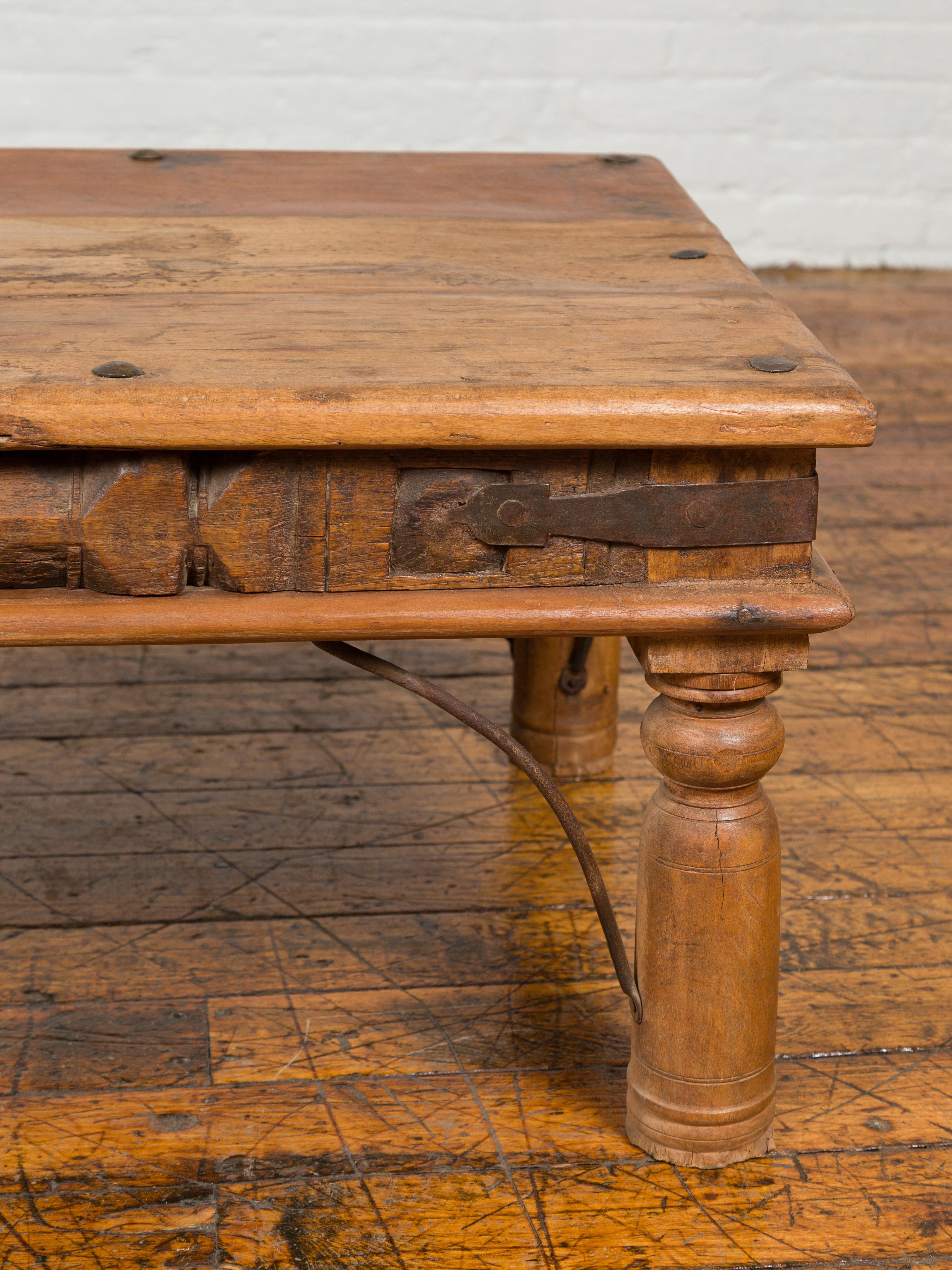 Mesa de centro rústica de madera de sheesham india con diseño de cabeza de clavo y patas de balaustre en Bueno estado para la venta en Yonkers, NY