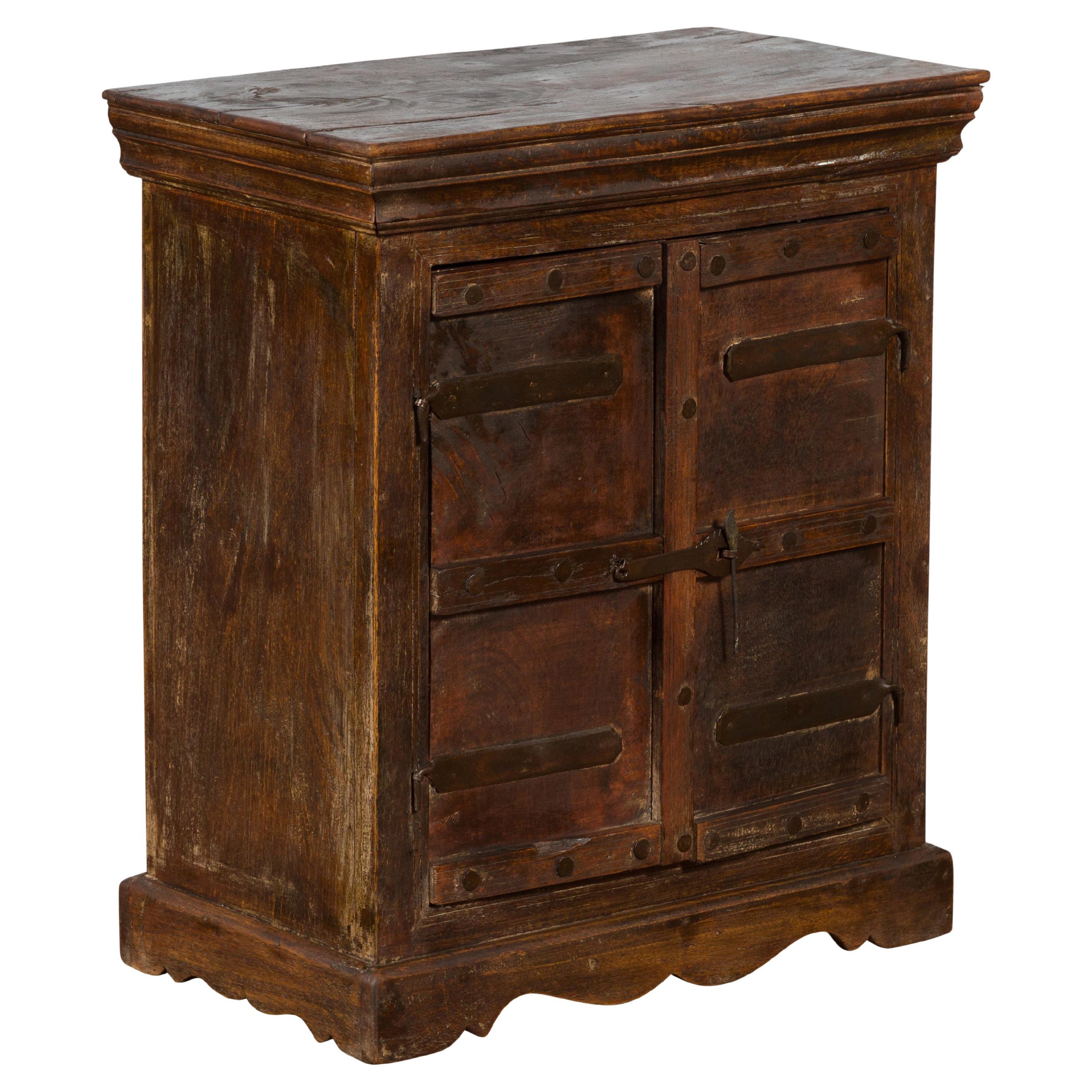 Petit meuble rustique indien vintage en sheesham avec quincaillerie en fer Patina foncé