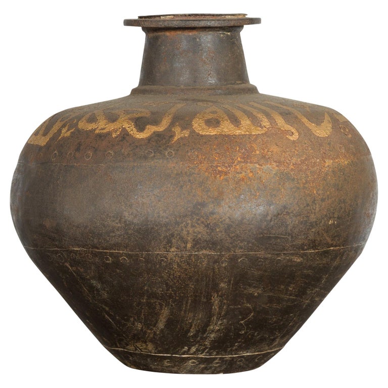 Vase indien rustique vintage avec lignes effilées et calligraphie dorée En  vente sur 1stDibs