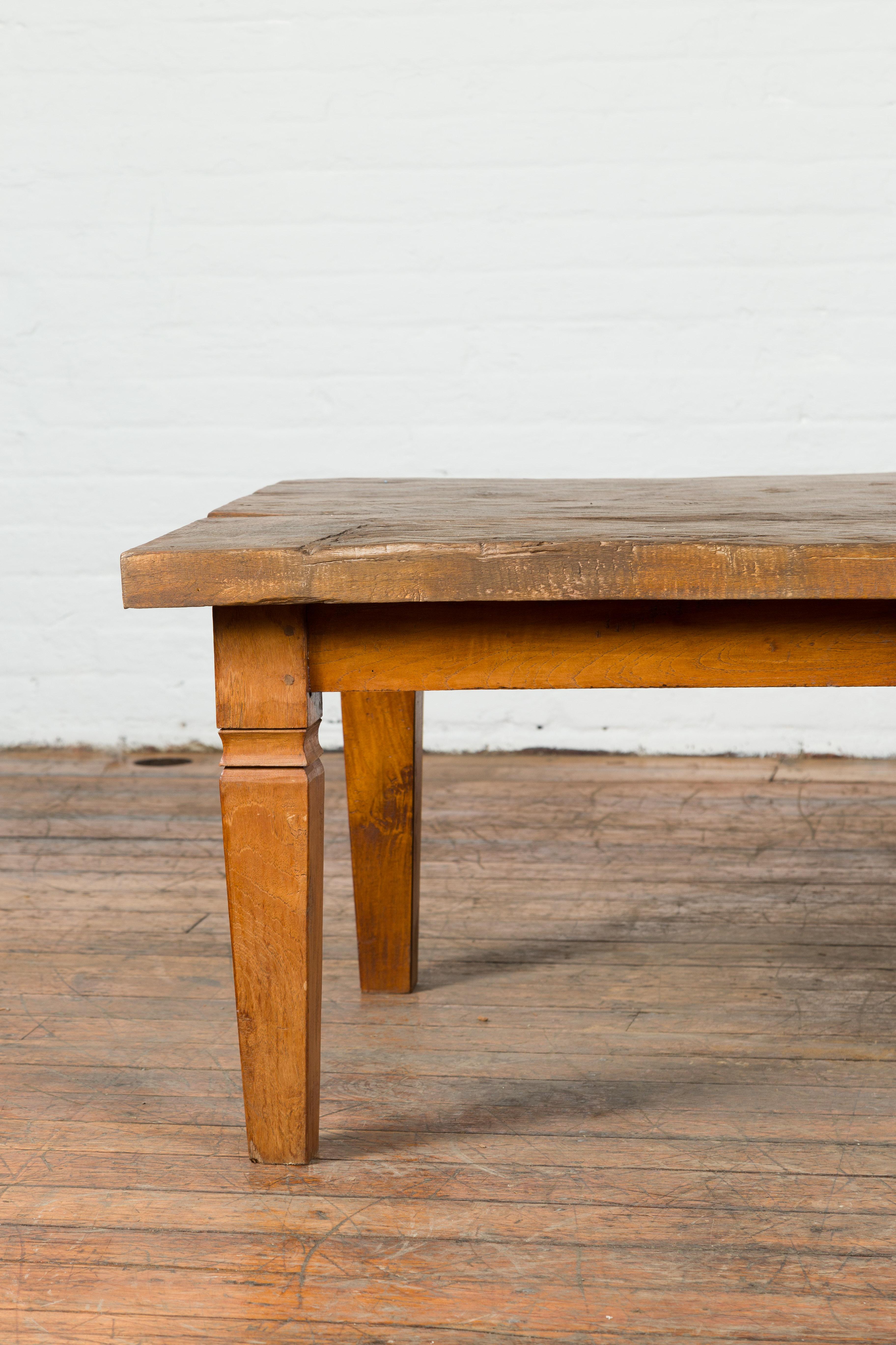 Indonésien Table basse rustique indonésienne du 19ème siècle fabriquée à partir d'un dalle de bois en vente