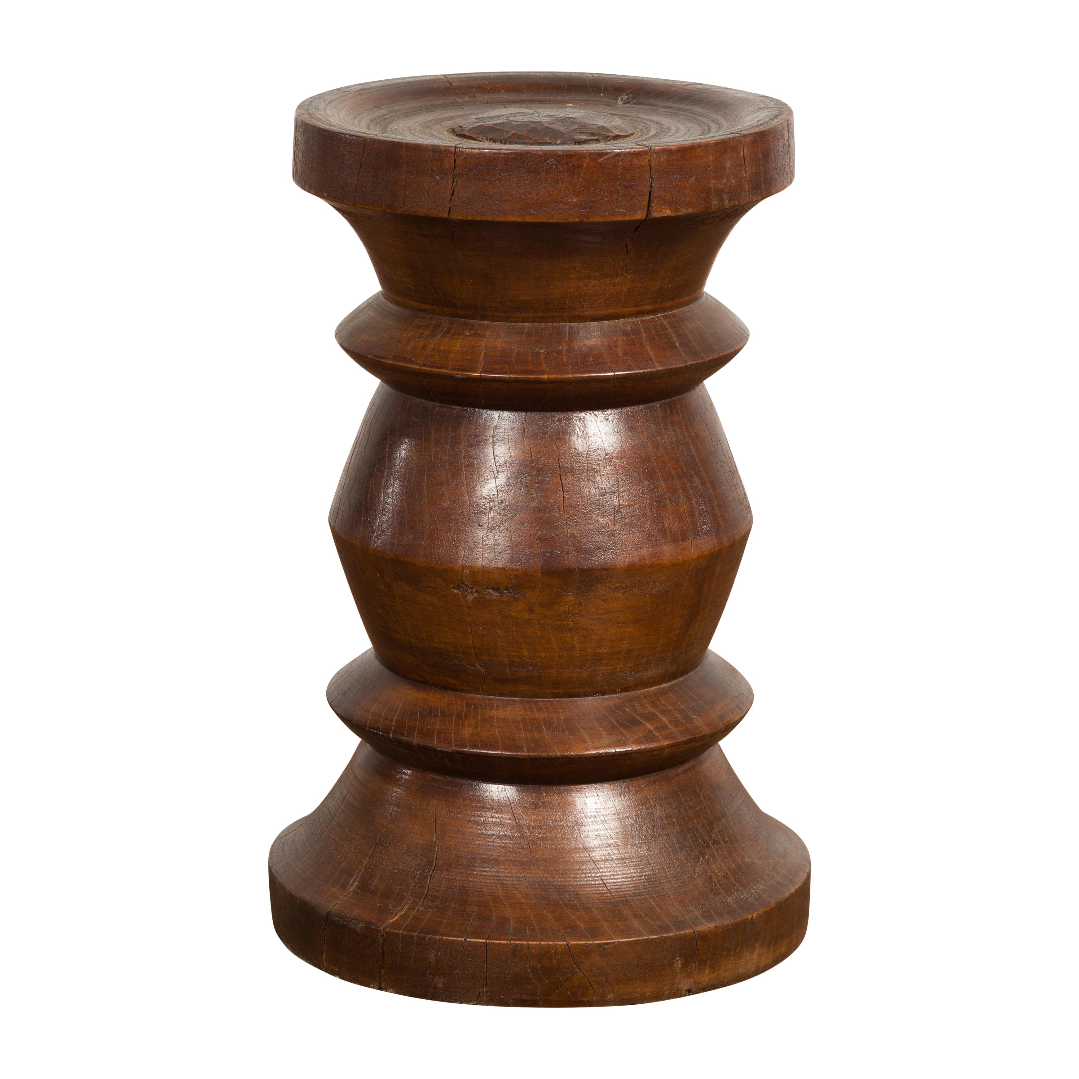Sgabello rustico indonesiano del XIX secolo in legno massiccio tornito con patina marrone in vendita 4