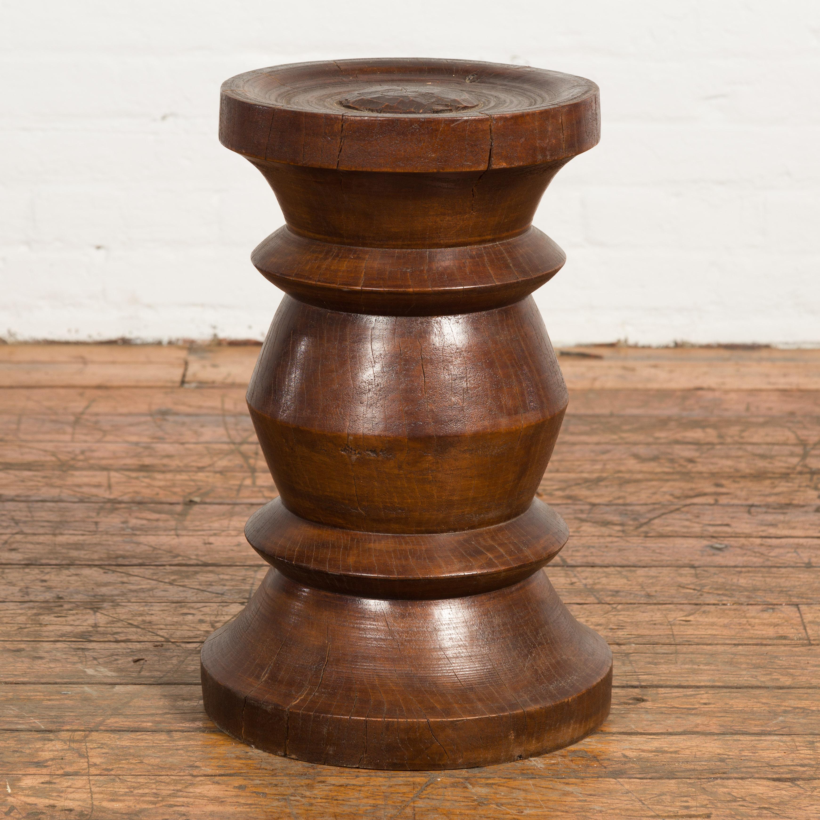 Indonesiano Sgabello rustico indonesiano del XIX secolo in legno massiccio tornito con patina marrone in vendita