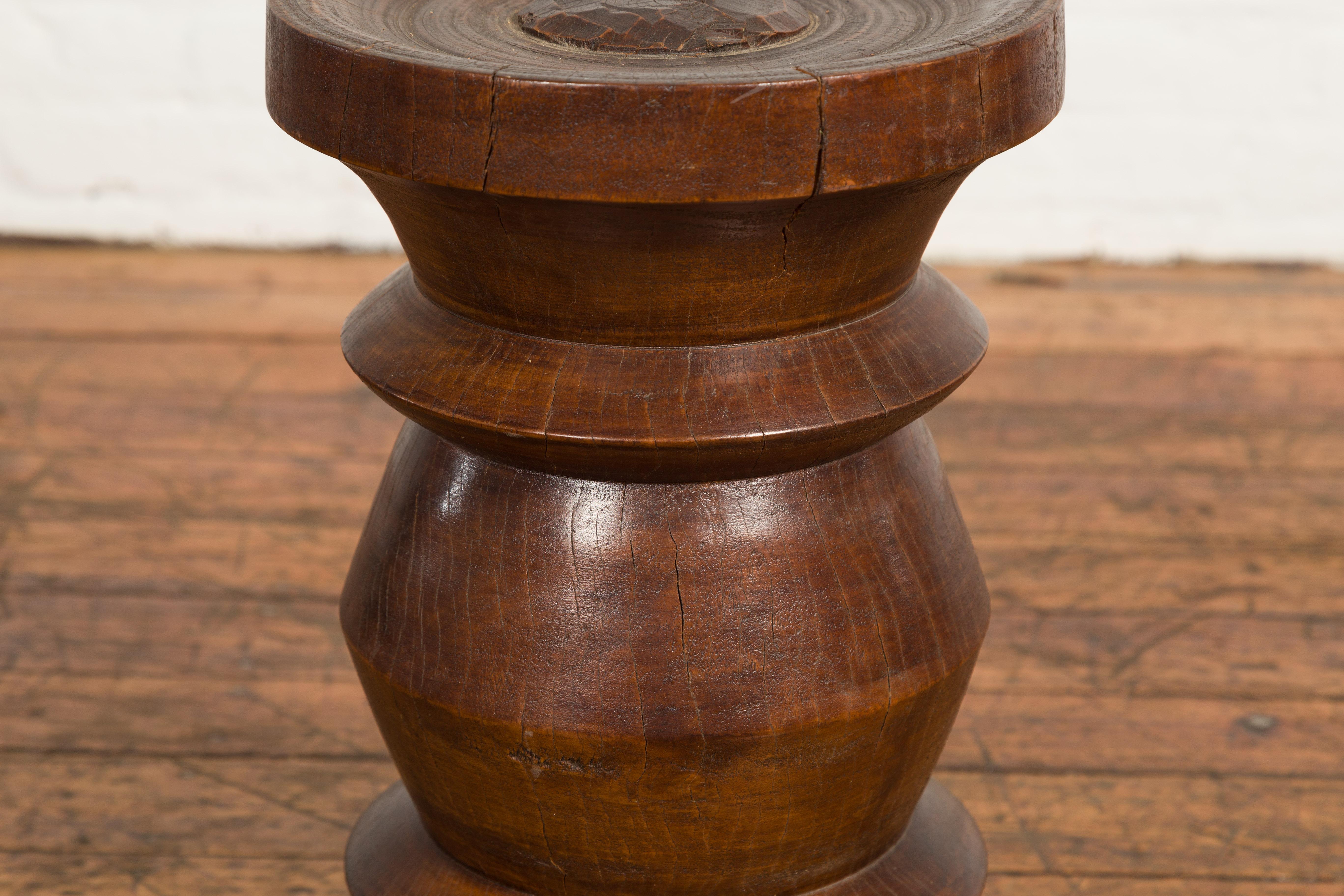Legno Sgabello rustico indonesiano del XIX secolo in legno massiccio tornito con patina marrone in vendita
