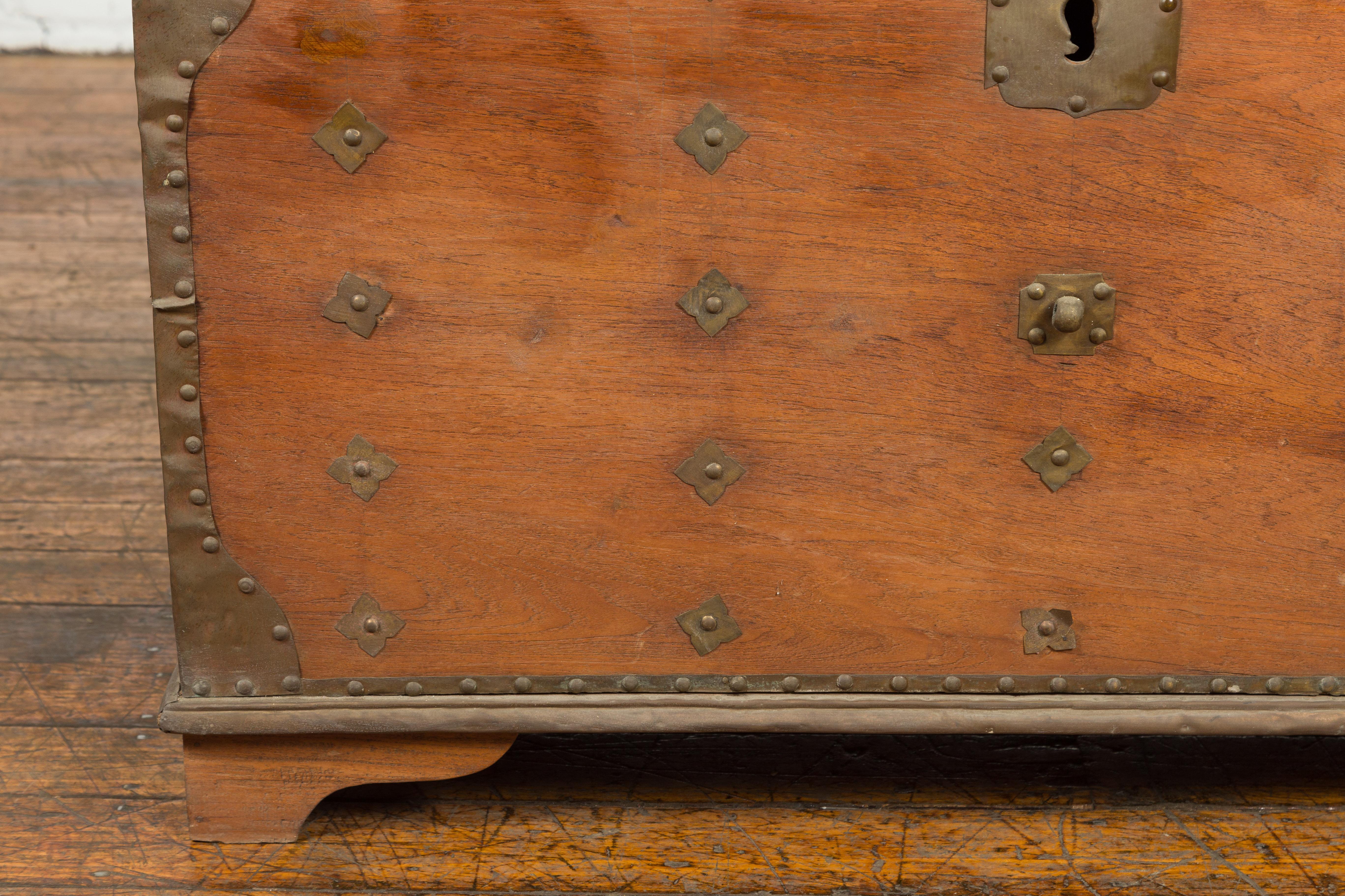 XIXe siècle Coffre en bois rustique indonésien du 19ème siècle avec accents en laiton en vente