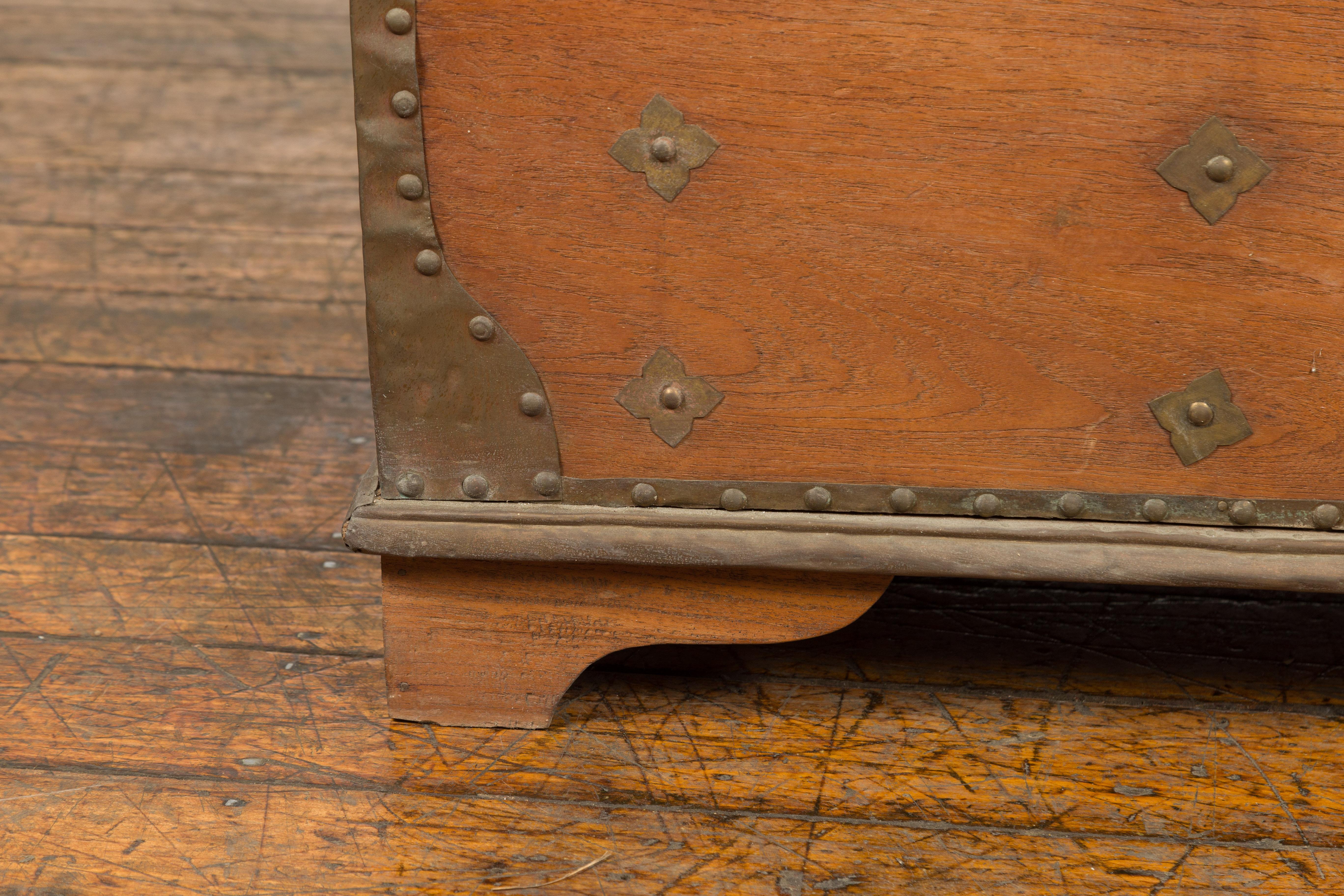 Coffre en bois rustique indonésien du 19ème siècle avec accents en laiton en vente 2