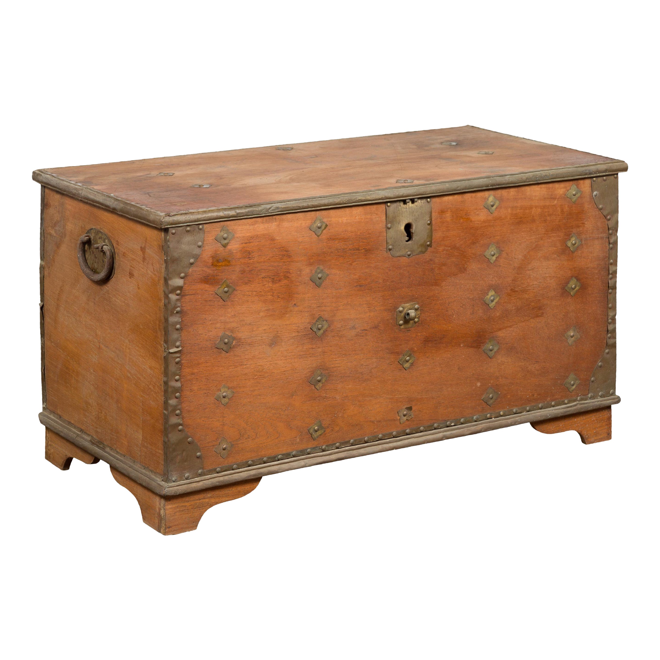 Cassapanca rustica indonesiana del XIX secolo in legno con accenti in ottone