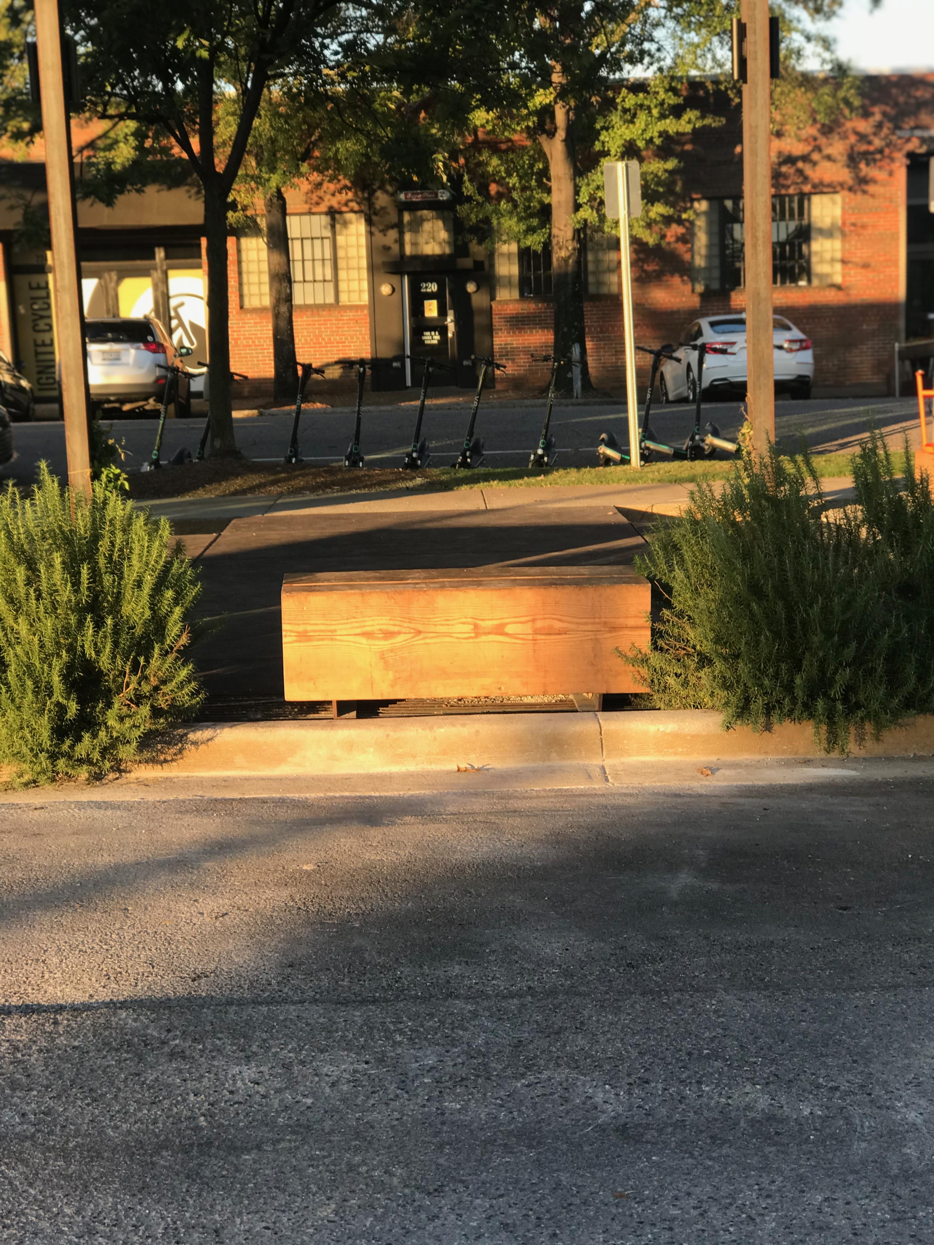 Banc rustique en pin et base en acier Corten d'Alabama Sawyer 4' en vente 3