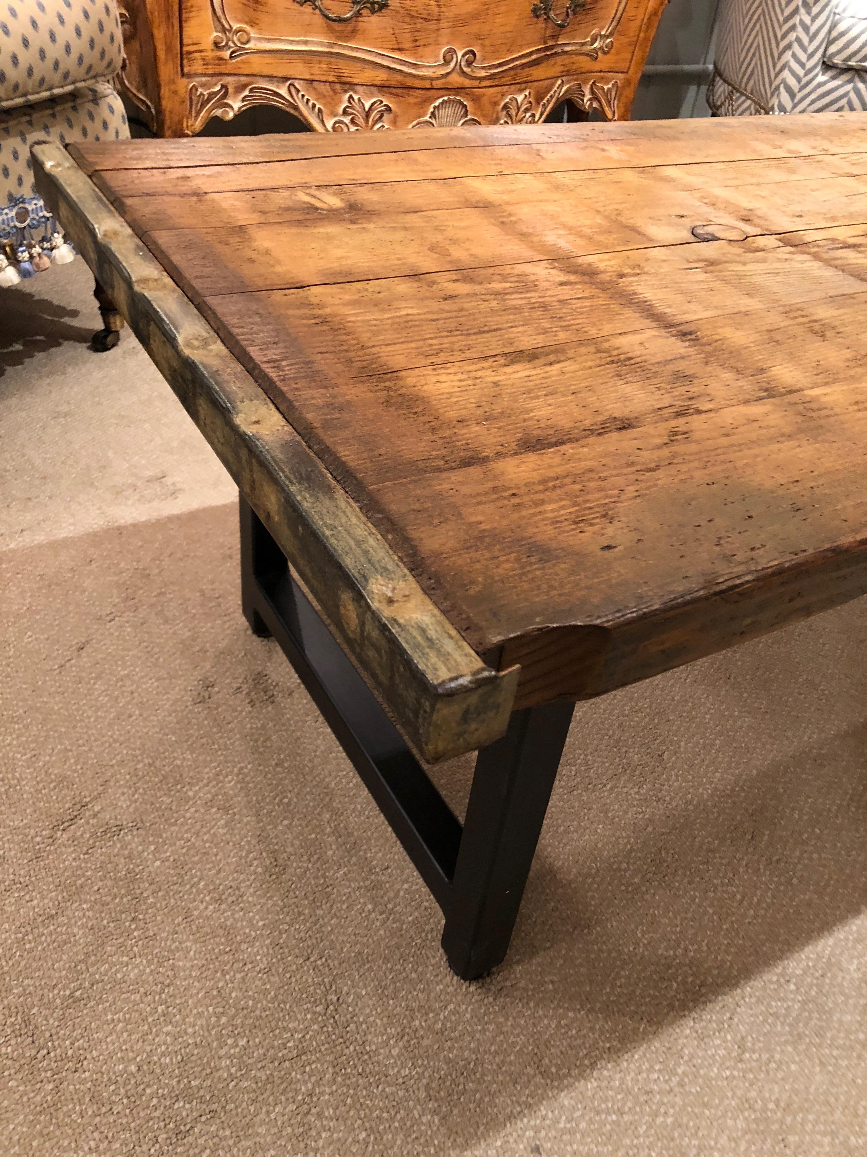 Rustic Industrial Belgian Pallet Coffee Table im Zustand „Starke Gebrauchsspuren“ in Hopewell, NJ