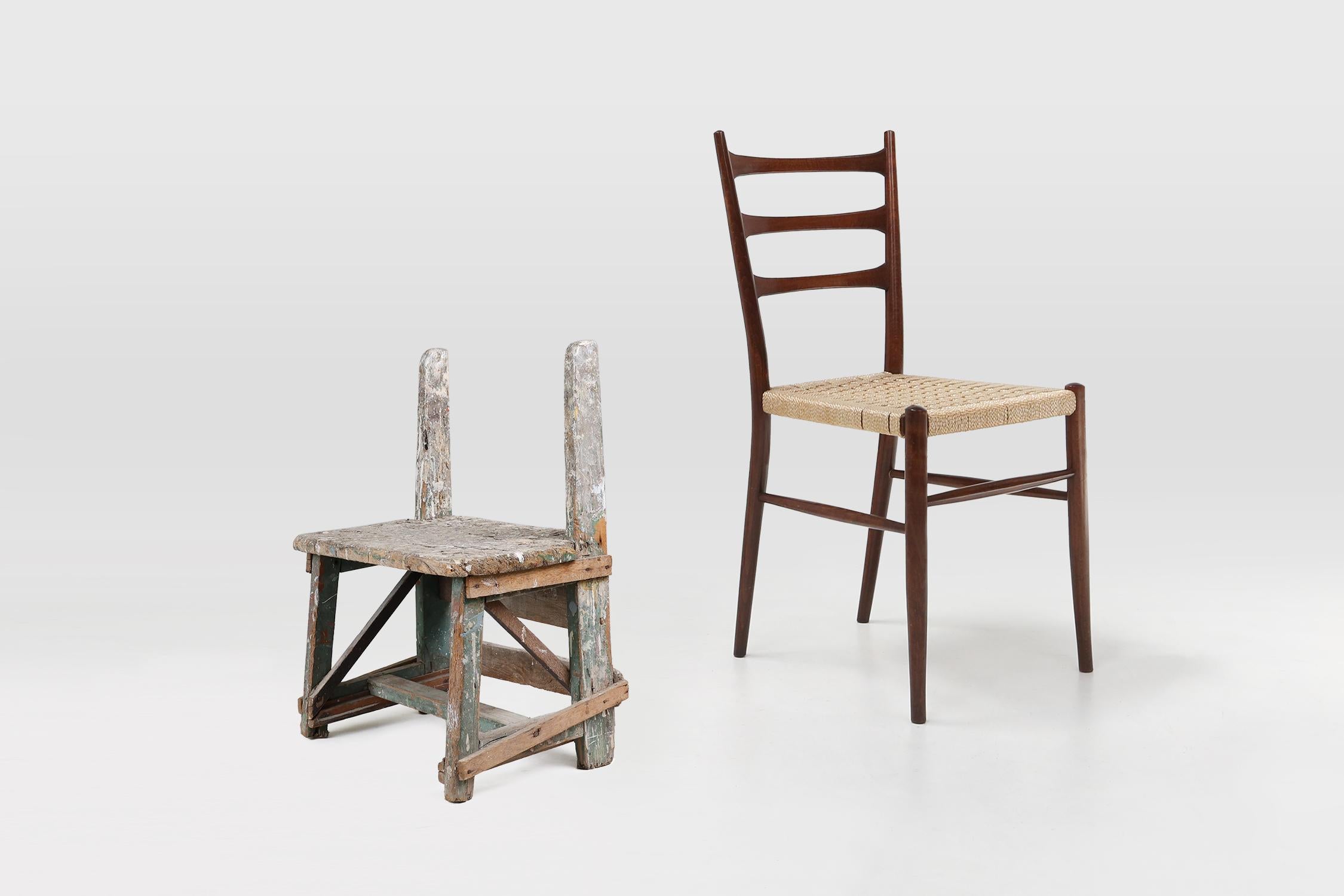 France / 1900 / tabouret / bois / Milieu de siècle / Rustique

Magnifique tabouret primitif avec de vieilles couches de peinture dans des tons pastels. Cette pièce industrielle a été fabriquée en France vers 1900. Avec une construction robuste de