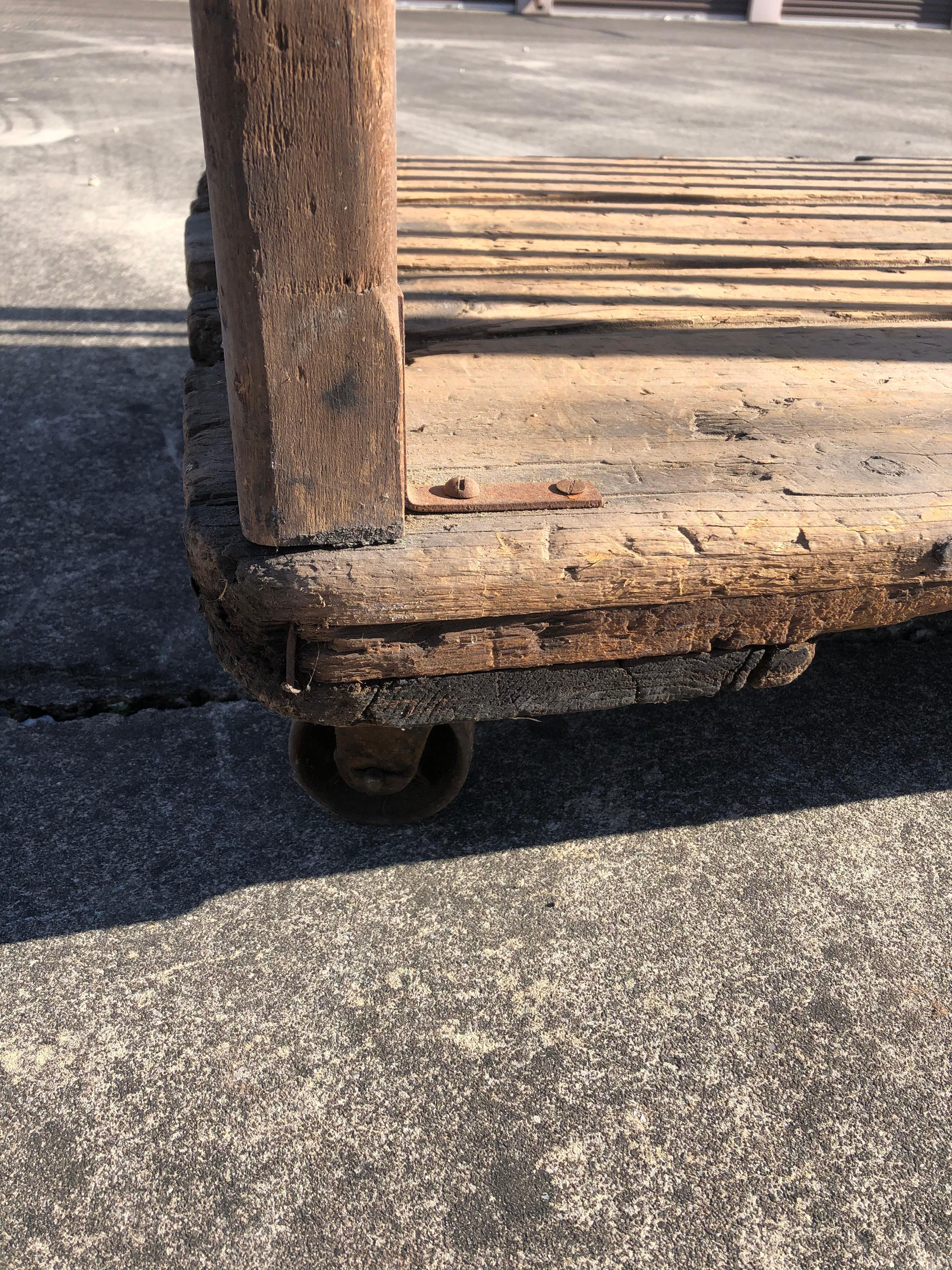 Rustikaler Industriewagen aus Holz auf Eisenguss-Platten (Industriell) im Angebot