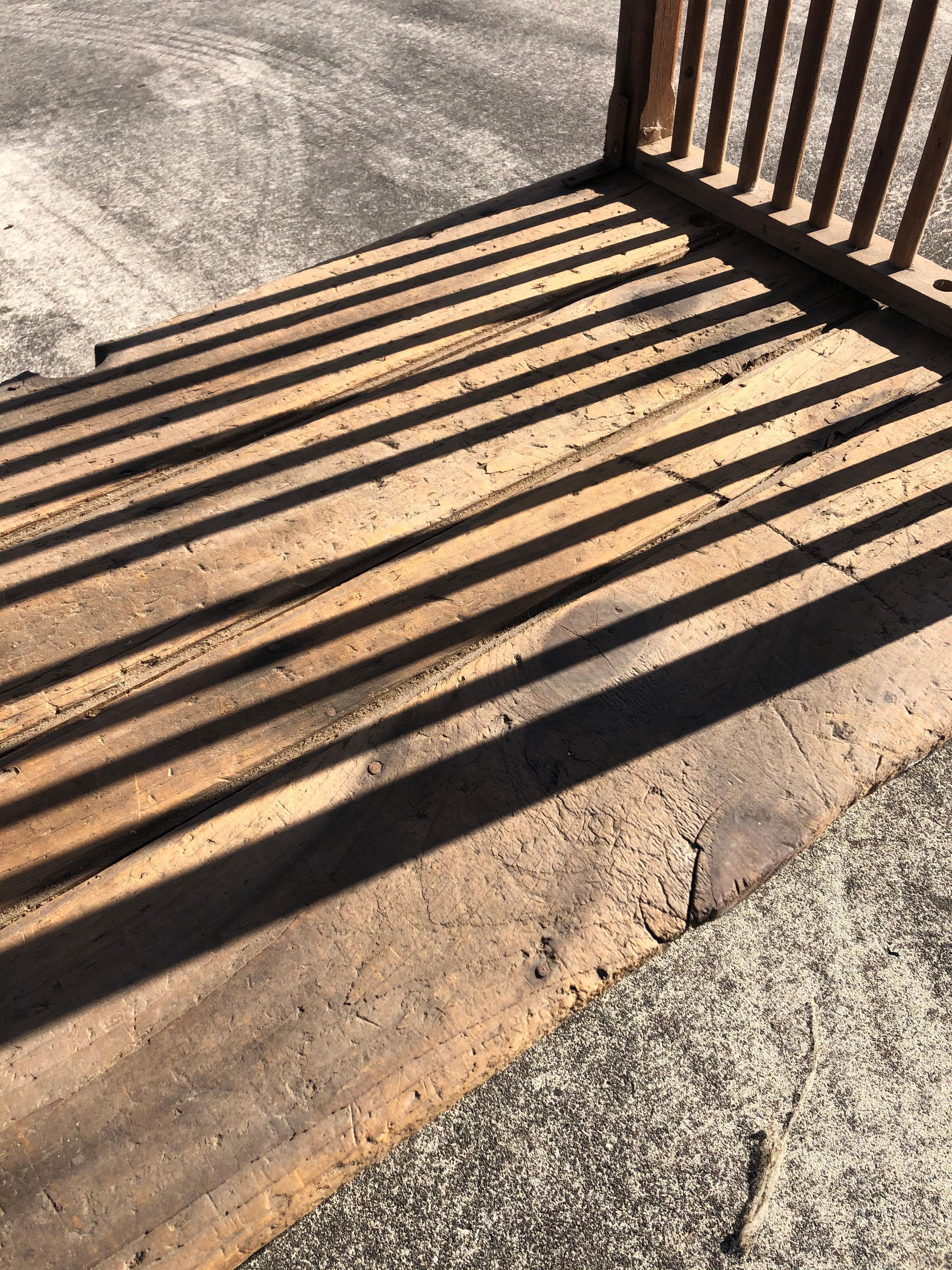 Rustikaler Industriewagen aus Holz auf Eisenguss-Platten im Zustand „Starke Gebrauchsspuren“ im Angebot in Hopewell, NJ