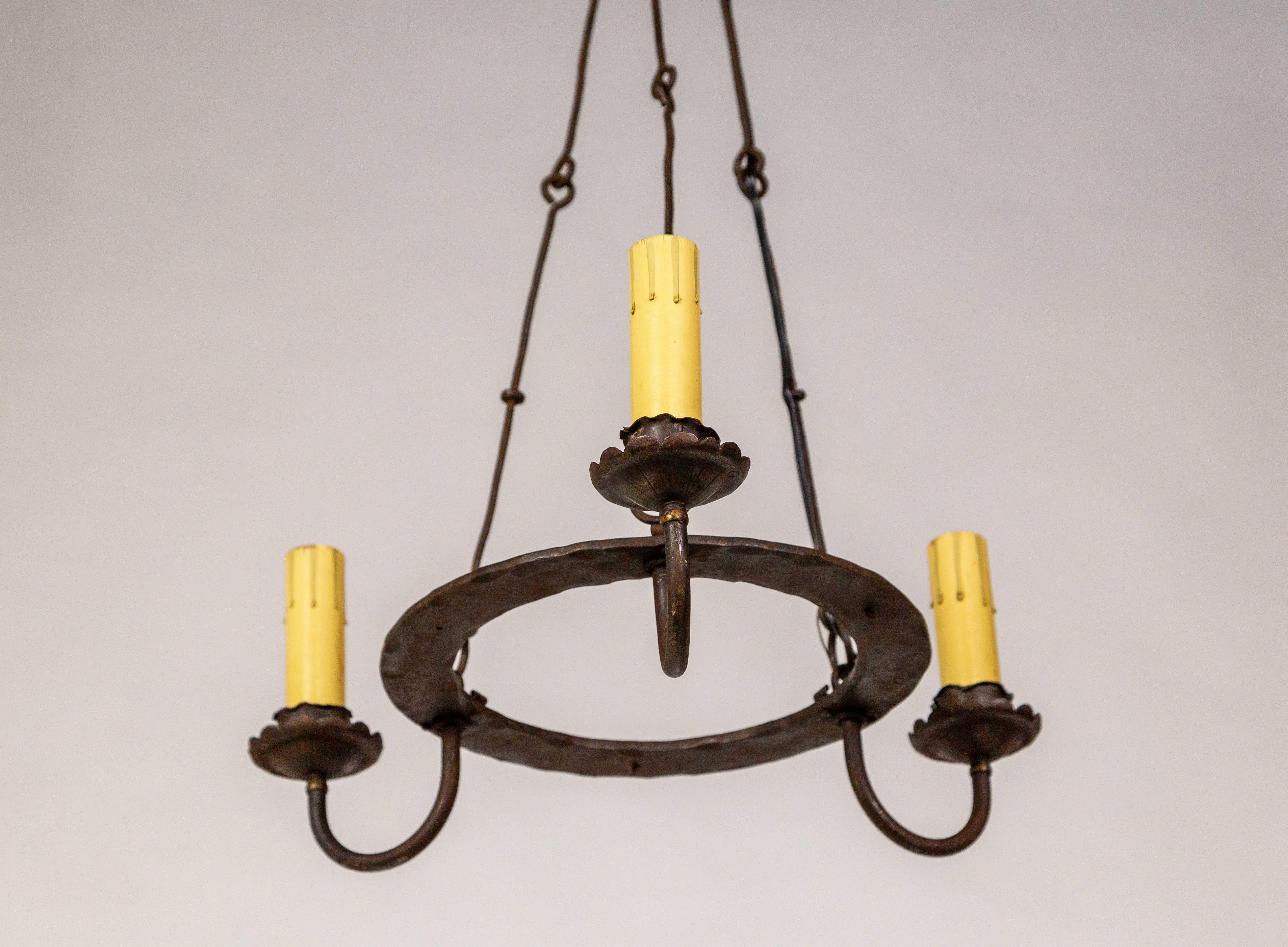 Tudor Lustre anneau en fer rustique à 3 lumières en vente