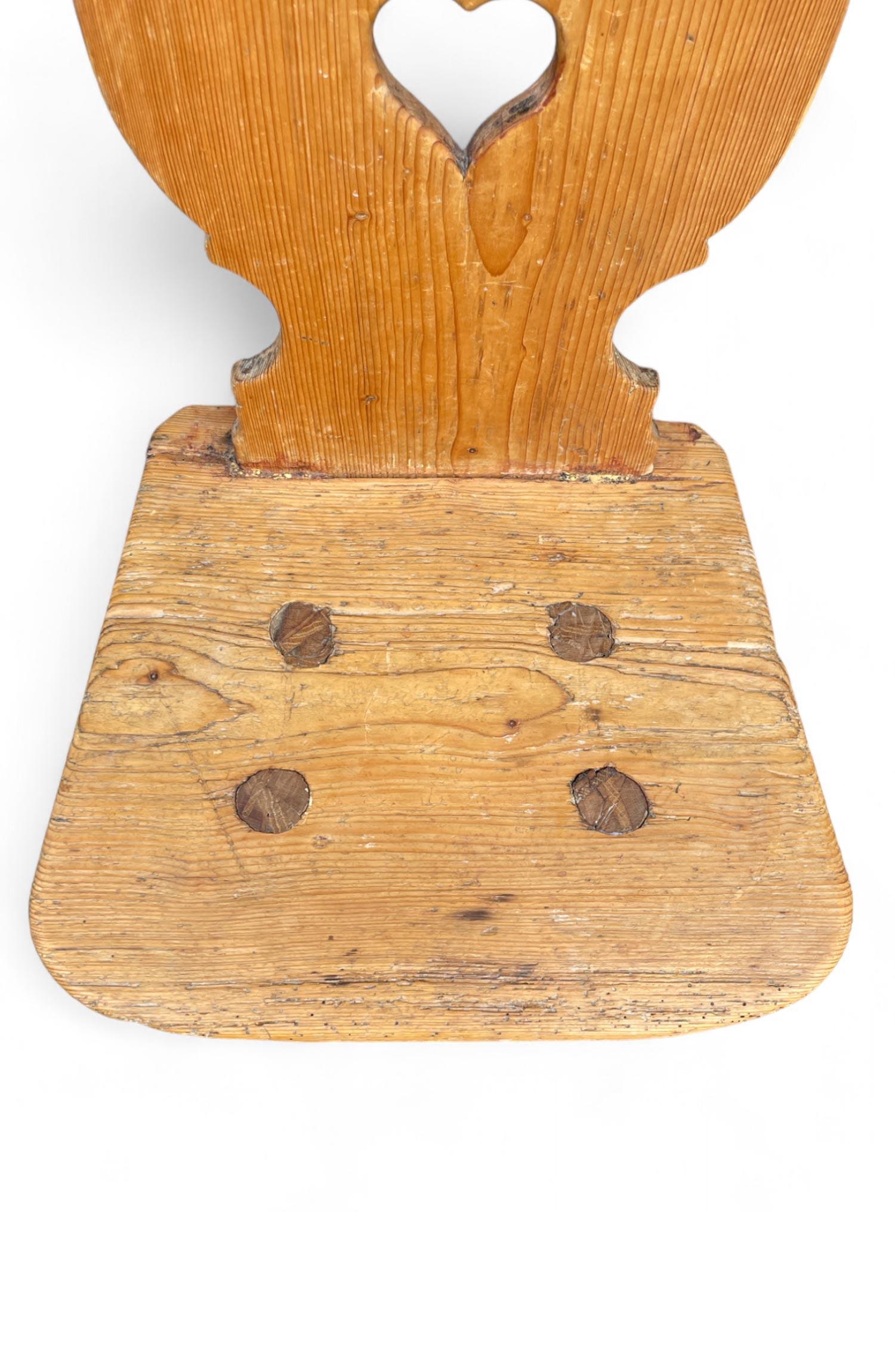 Chaise en sapin antique
Dimension : H.86 cm - L. 42 cm (hauteur d'assise : 44 cm)
Époque : vers 1850
Provenance : Alpes
Essence : Sapin

Description

Cette chaise alpine antique, en bois de sapin, incarne la simplicité et la fonctionnalité du design