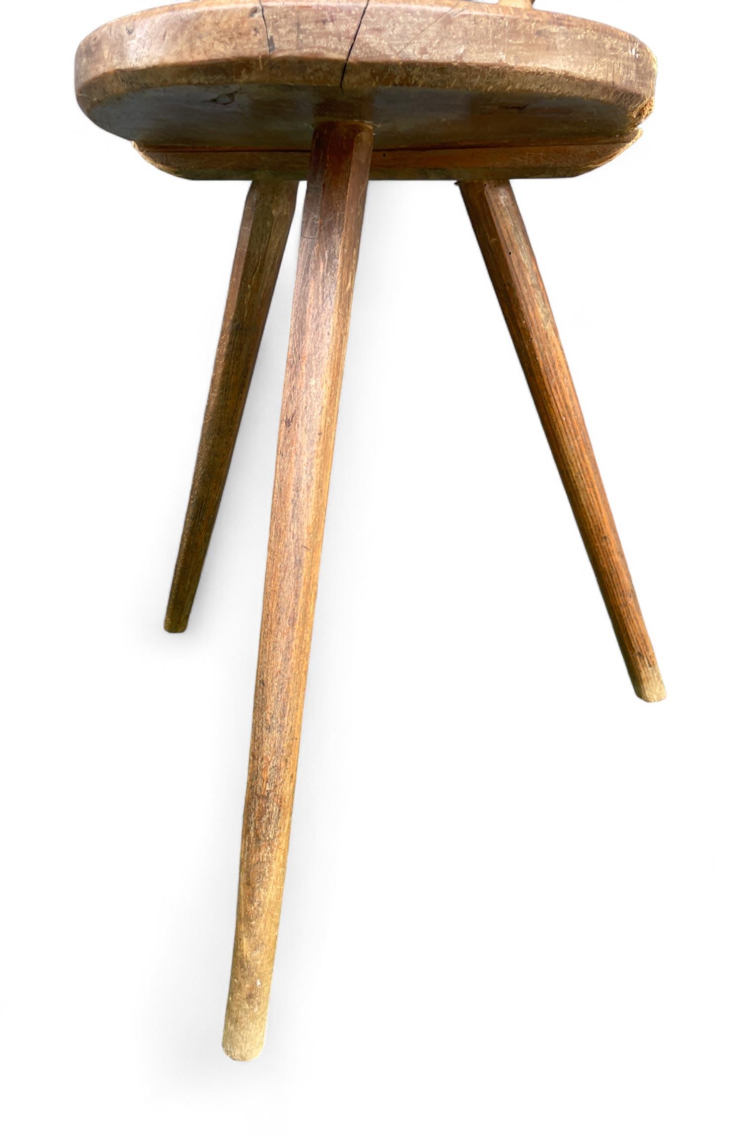 Antiker Stuhl in Maulbeere

Abmessungen: H. 74 cm - B. 31 cm (Sitzhöhe: 47 cm)
Epoche: um 1850
Herkunft: Alpen
Essenz: Maulbeere

Beschreibung

Dieser antike Alpenstuhl aus Maulbeerbaumholz mit Patina ist ein authentisches Beispiel für traditionelle