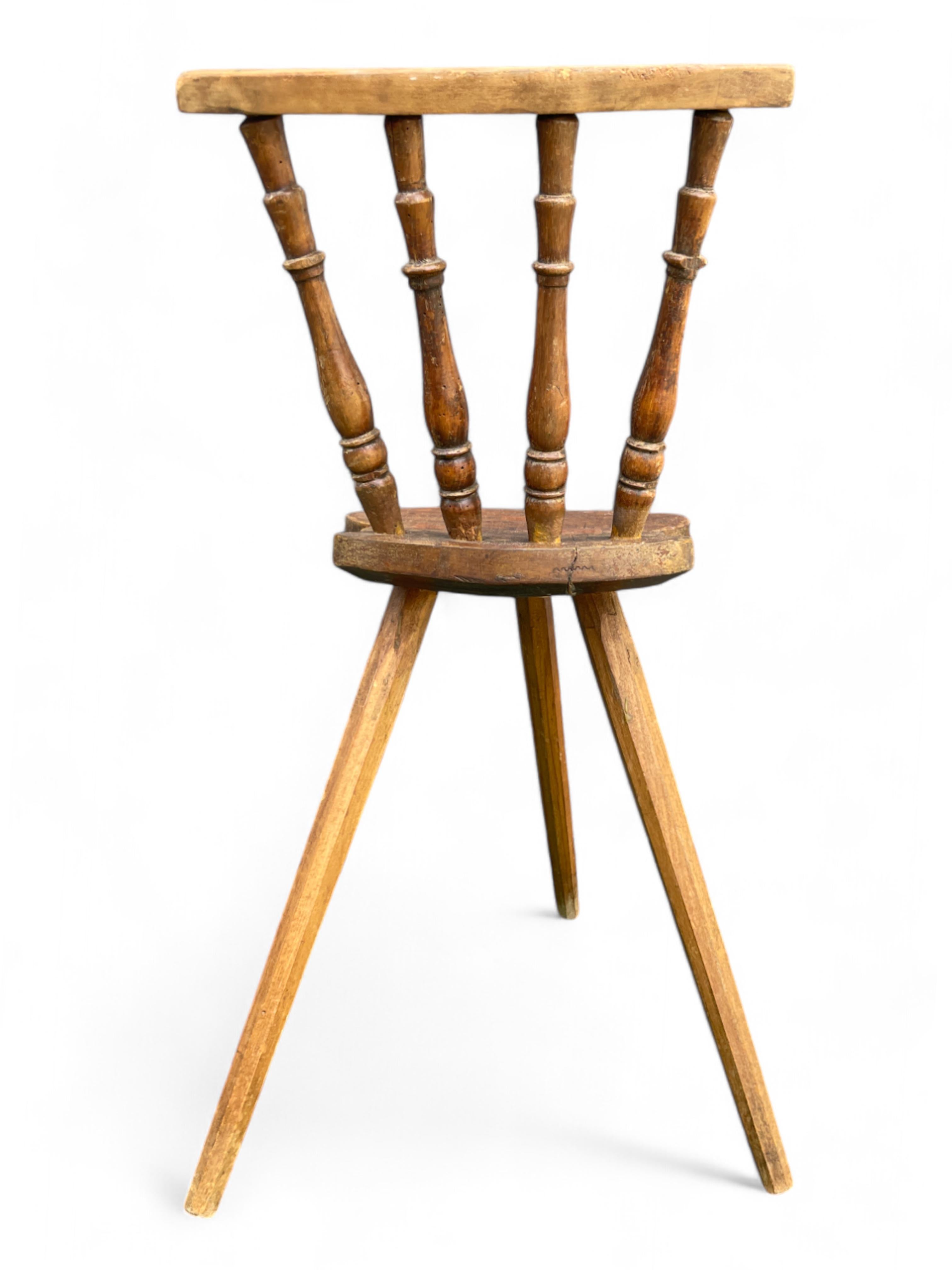 Silla Alpine en madera de tilo

Dimensiones: Al. 76 cm - An. 30 cm (Al. asiento: 47 cm)
Periodo: c. 1850
Origen: Alpes italianos
Madera: Tilo

Descripción

Esta silla alpina antigua de madera de morera patinada es un auténtico ejemplo de artesanía