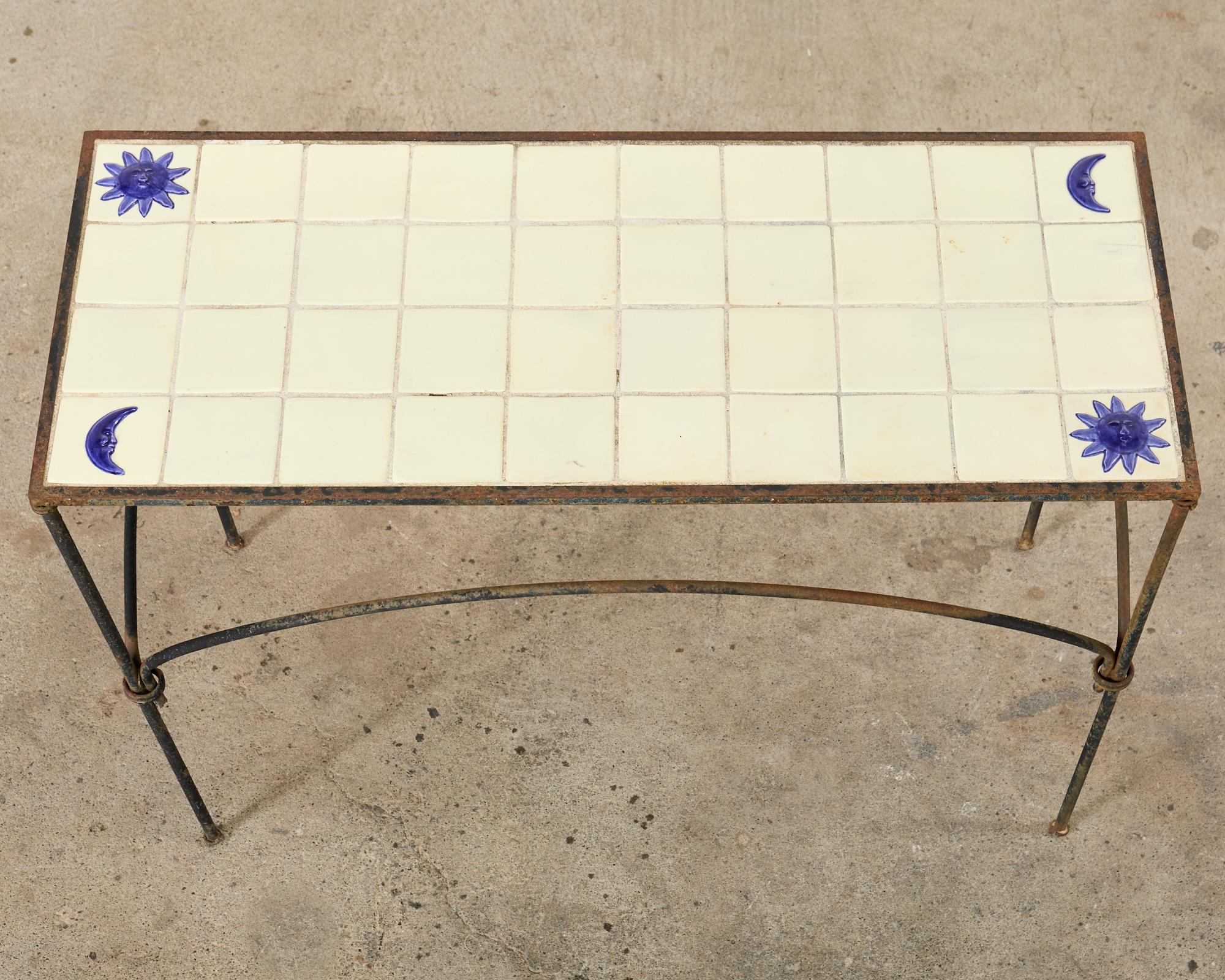 Rustique Table de jardin rustique en fer, style Amalfi, avec plateau en tuiles en vente
