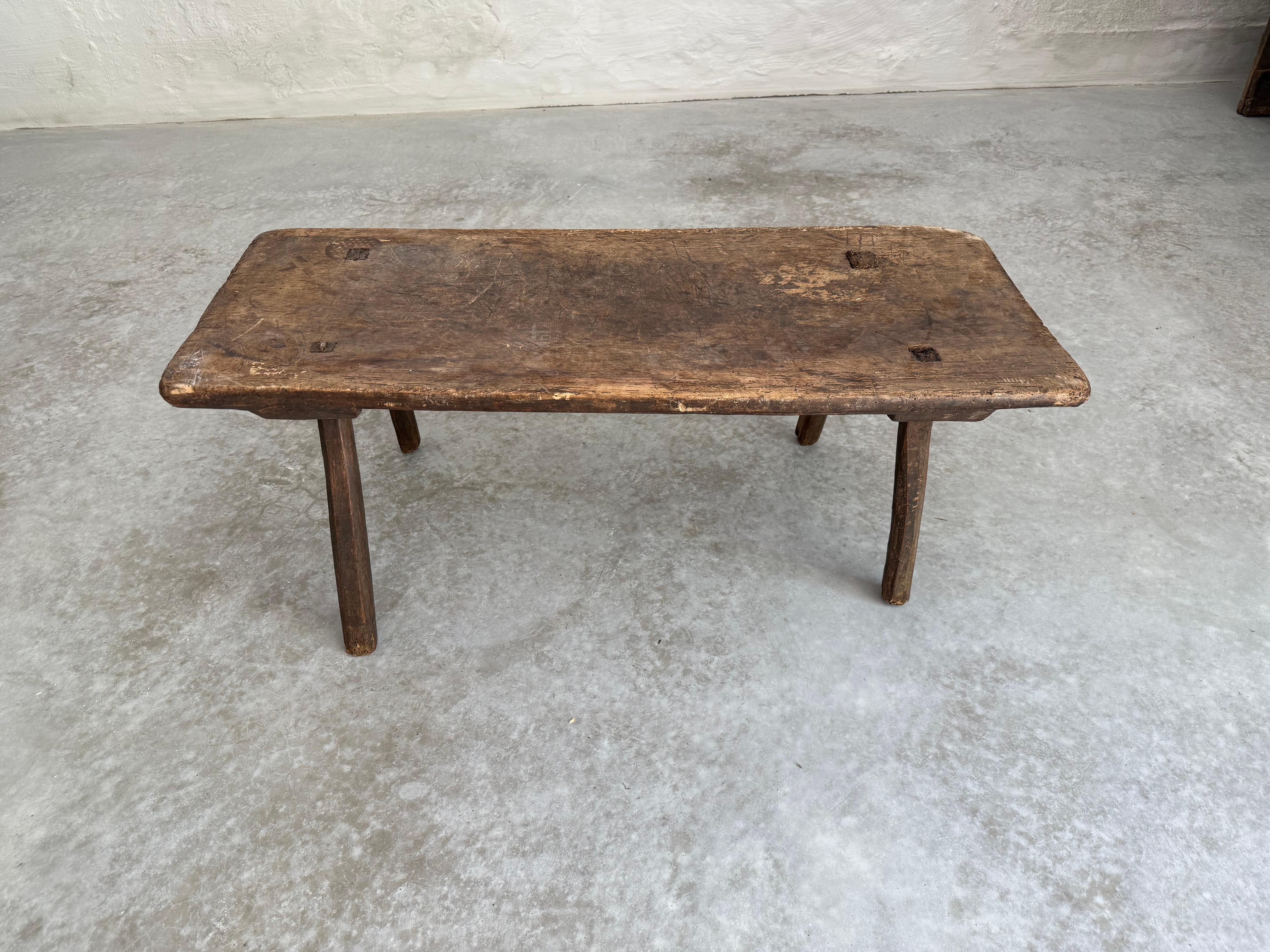 Rustic Italian Coffee Table with Peg Legs In Good Condition For Sale In Ghent, BE