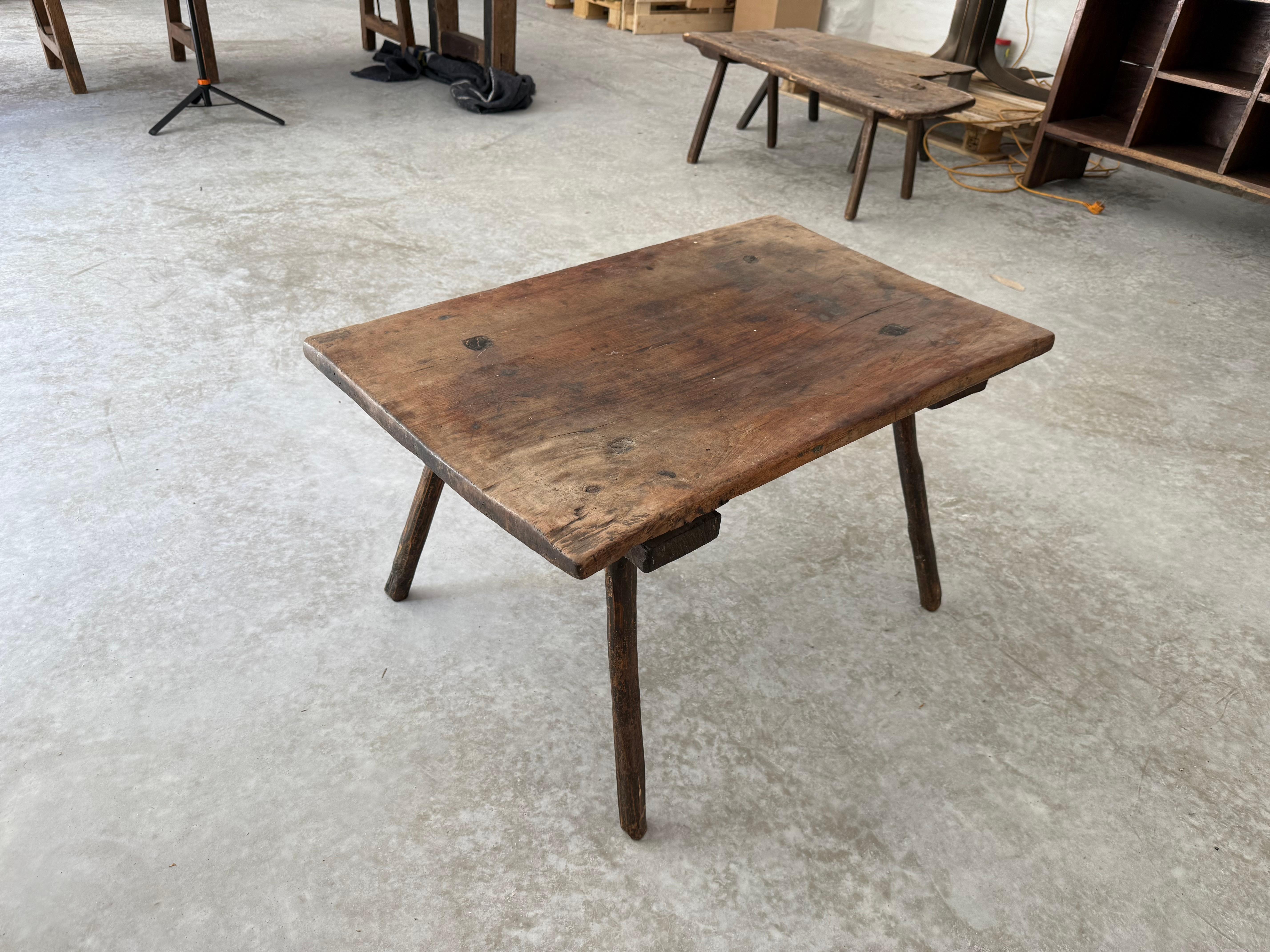 Table basse rustique italienne avec pattes de piquet Bon état - En vente à Ghent, BE