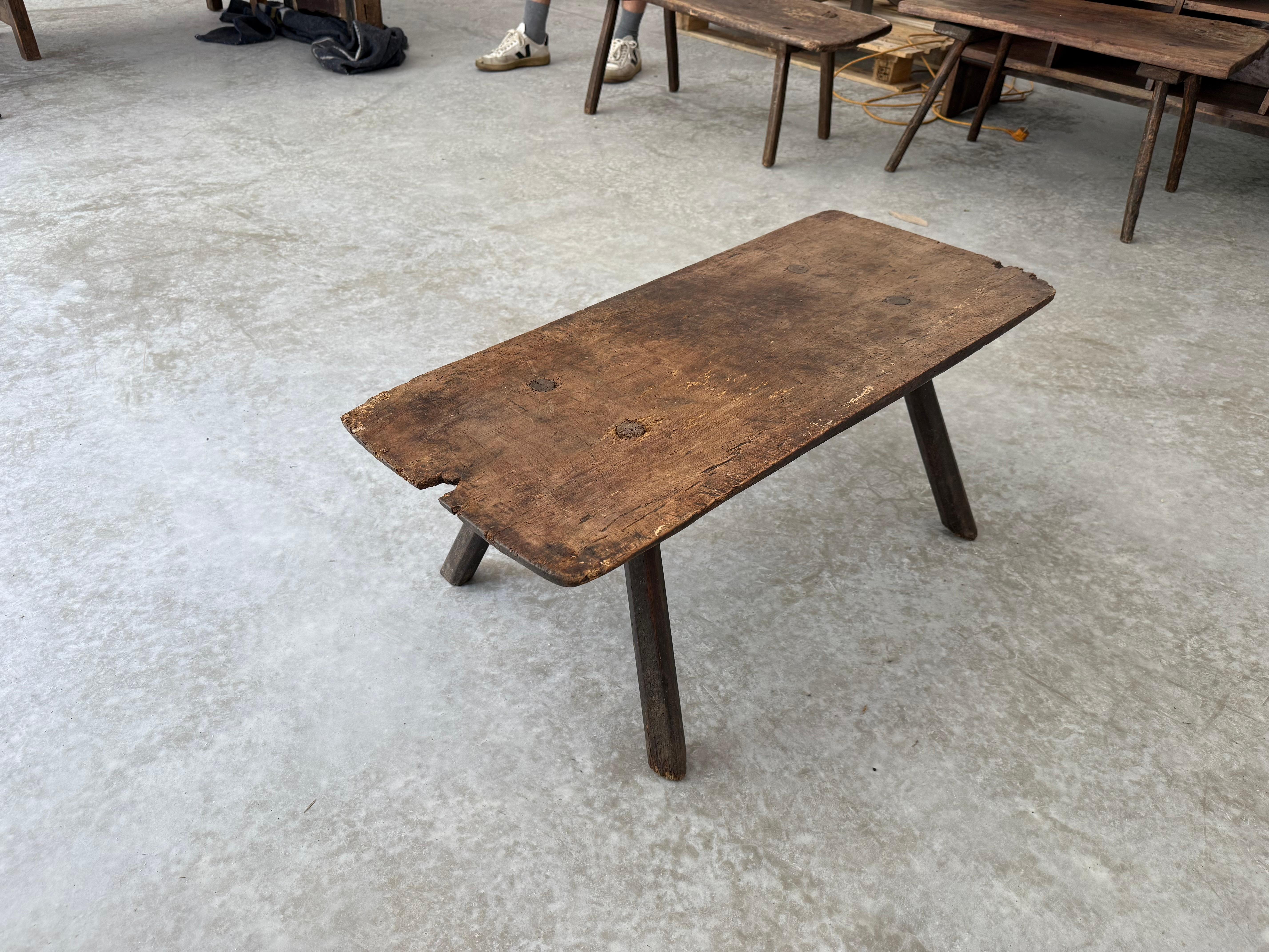 Rustic Italian Coffee Table with Peg Legs In Good Condition For Sale In Ghent, BE