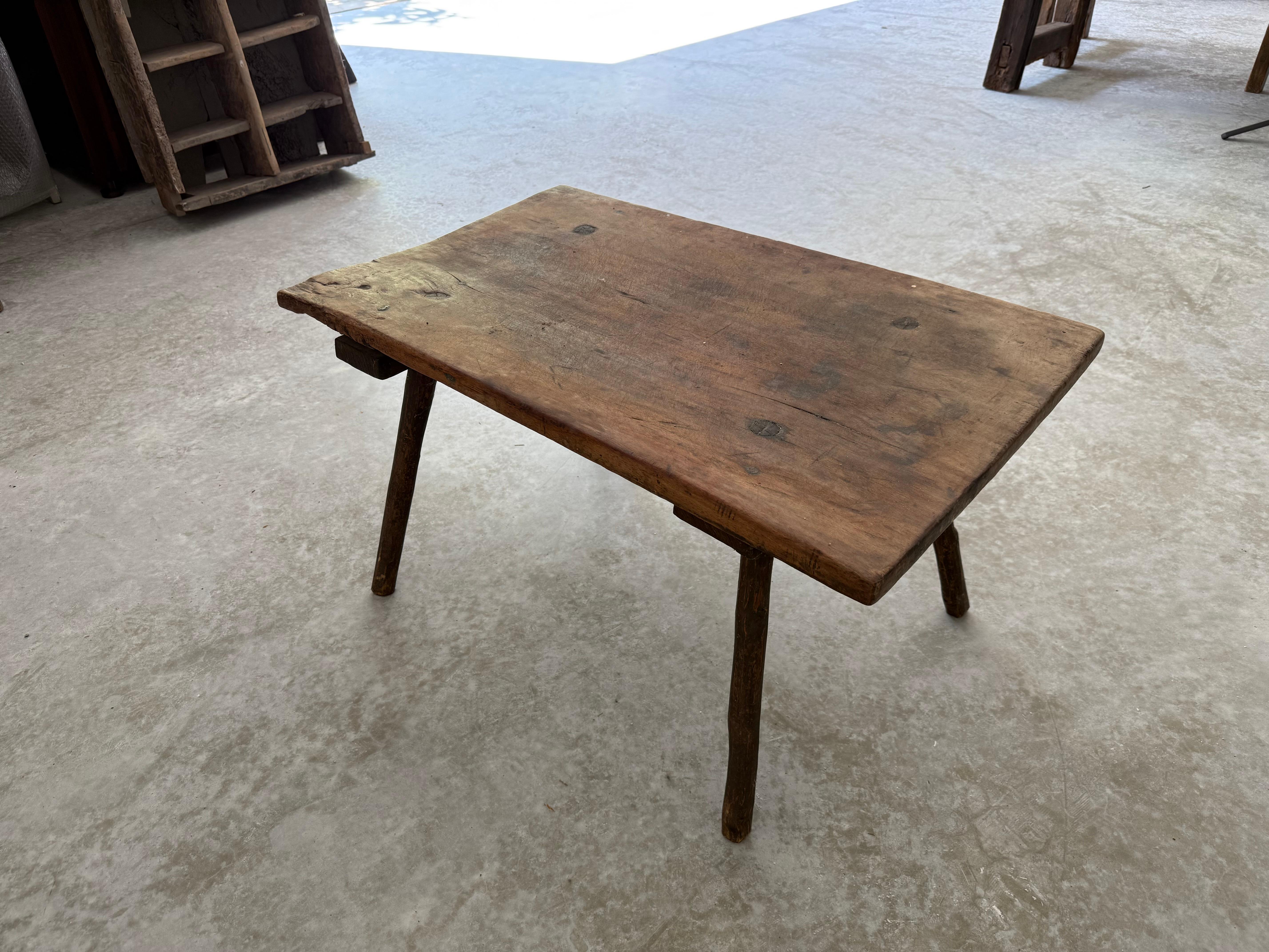 XIXe siècle Table basse rustique italienne avec pattes de piquet en vente