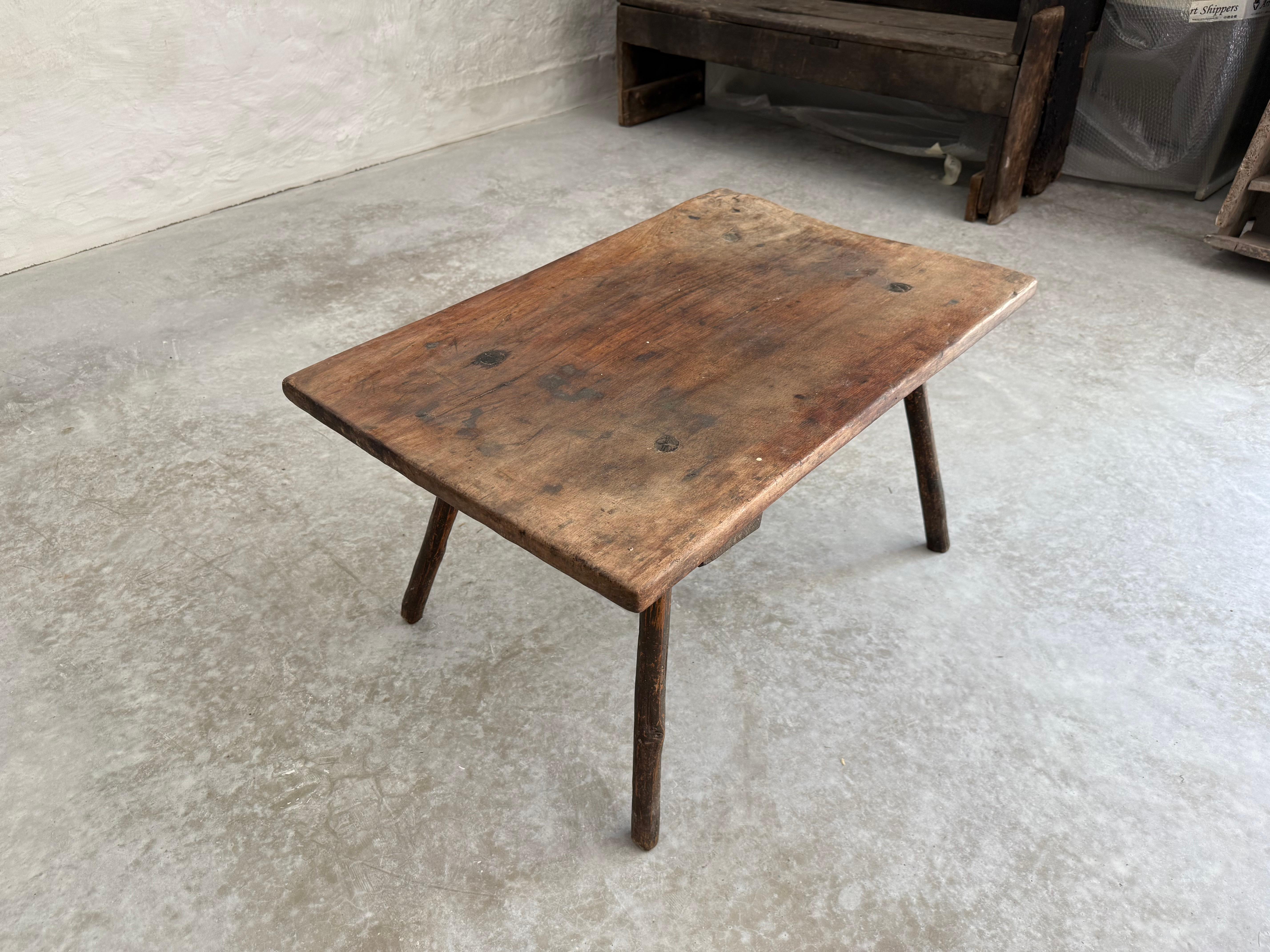 Pin Table basse rustique italienne avec pattes de piquet en vente