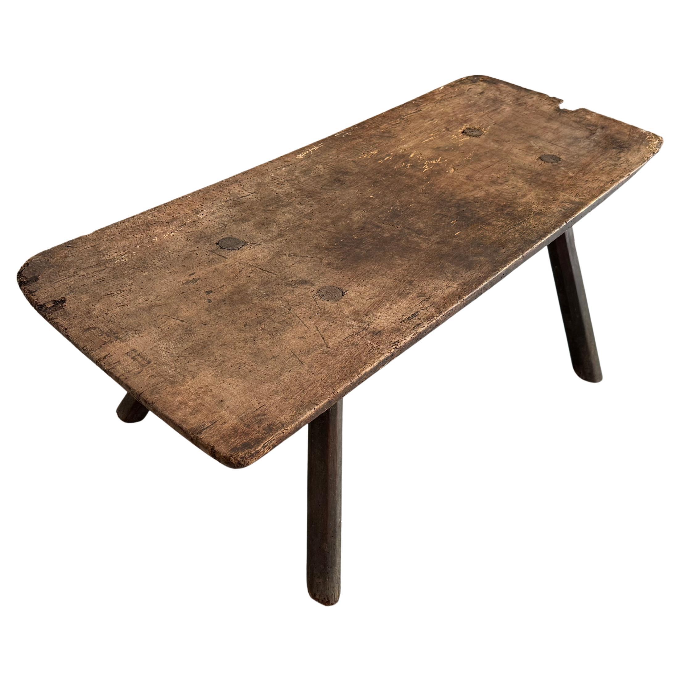 Table basse rustique italienne avec pattes de piquet