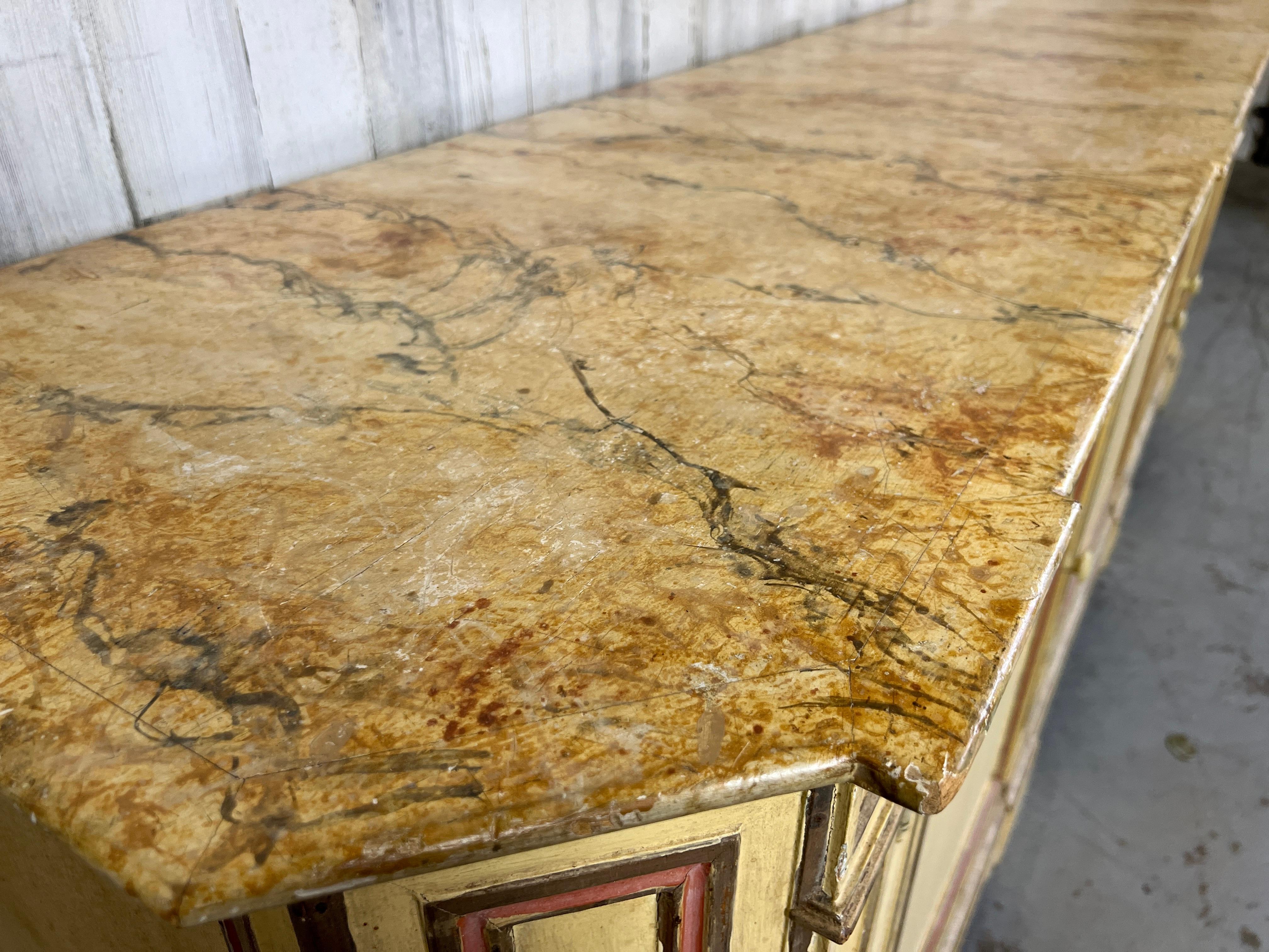 Buffet rustico italiano dipinto a mano con piano in finto marmo in vendita 6