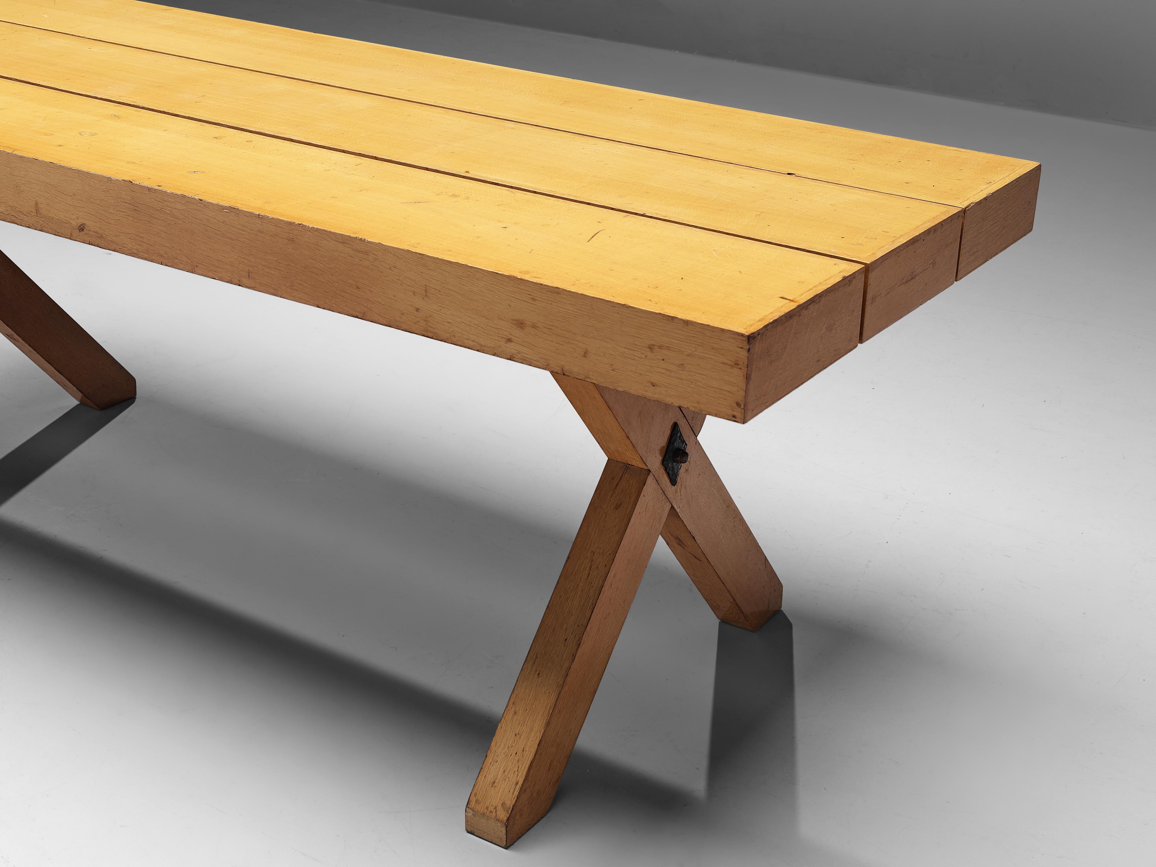 Table de salle à manger italienne rustique à pieds croisés en chêne avec métal en vente 5