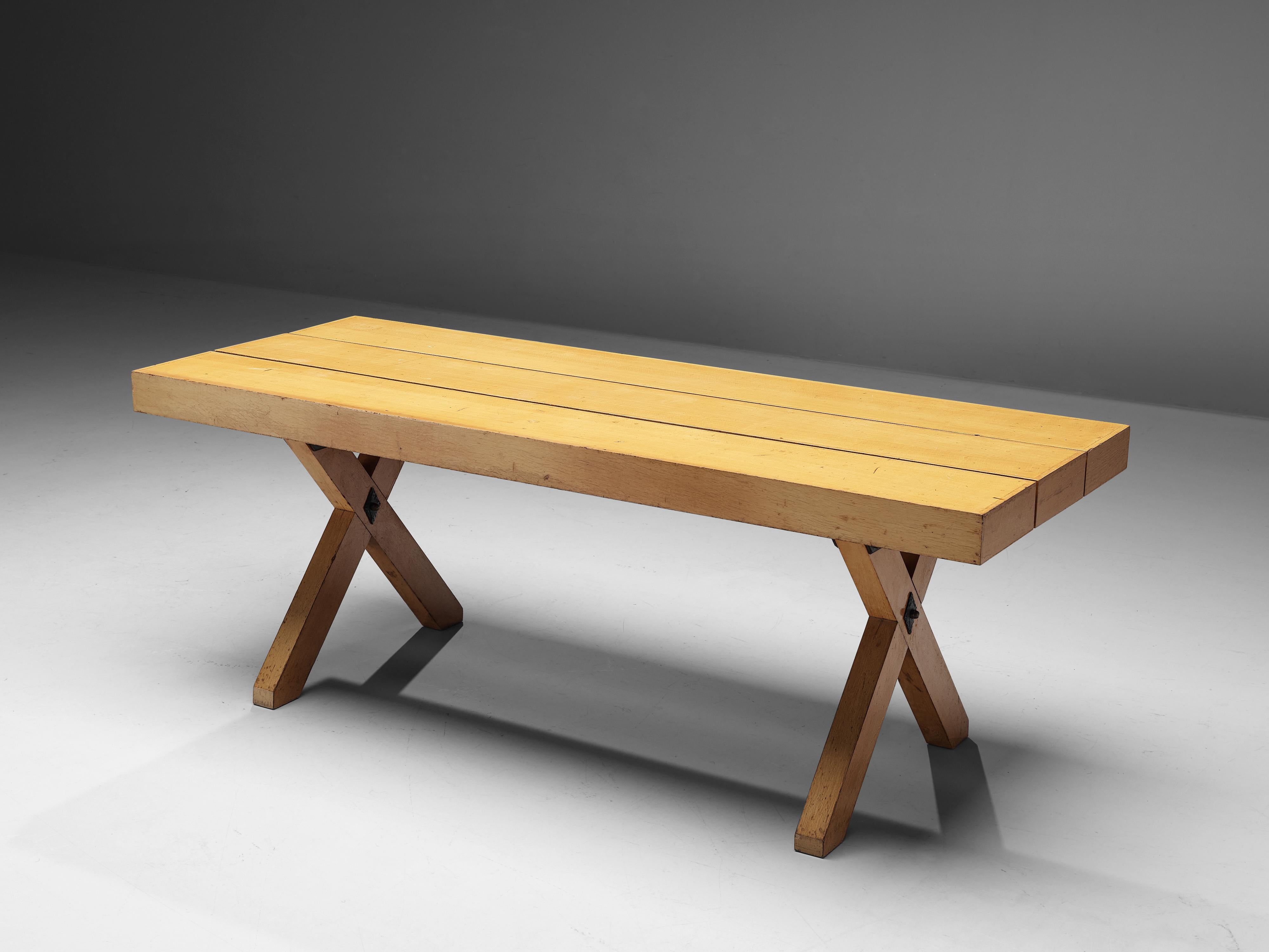 Table de salle à manger italienne rustique à pieds croisés en chêne avec métal en vente 6