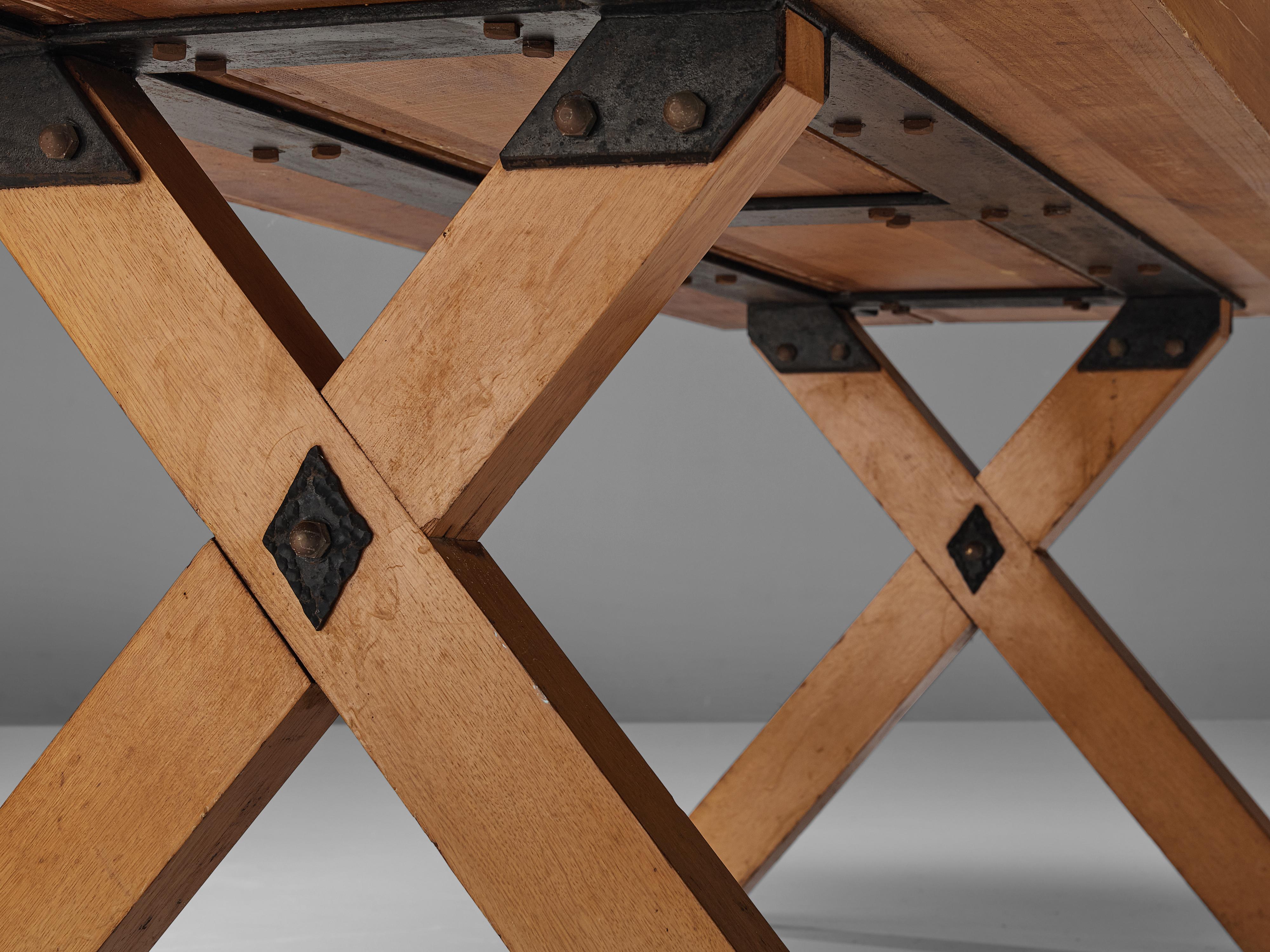 Fer Table de salle à manger italienne rustique à pieds croisés en chêne avec métal en vente