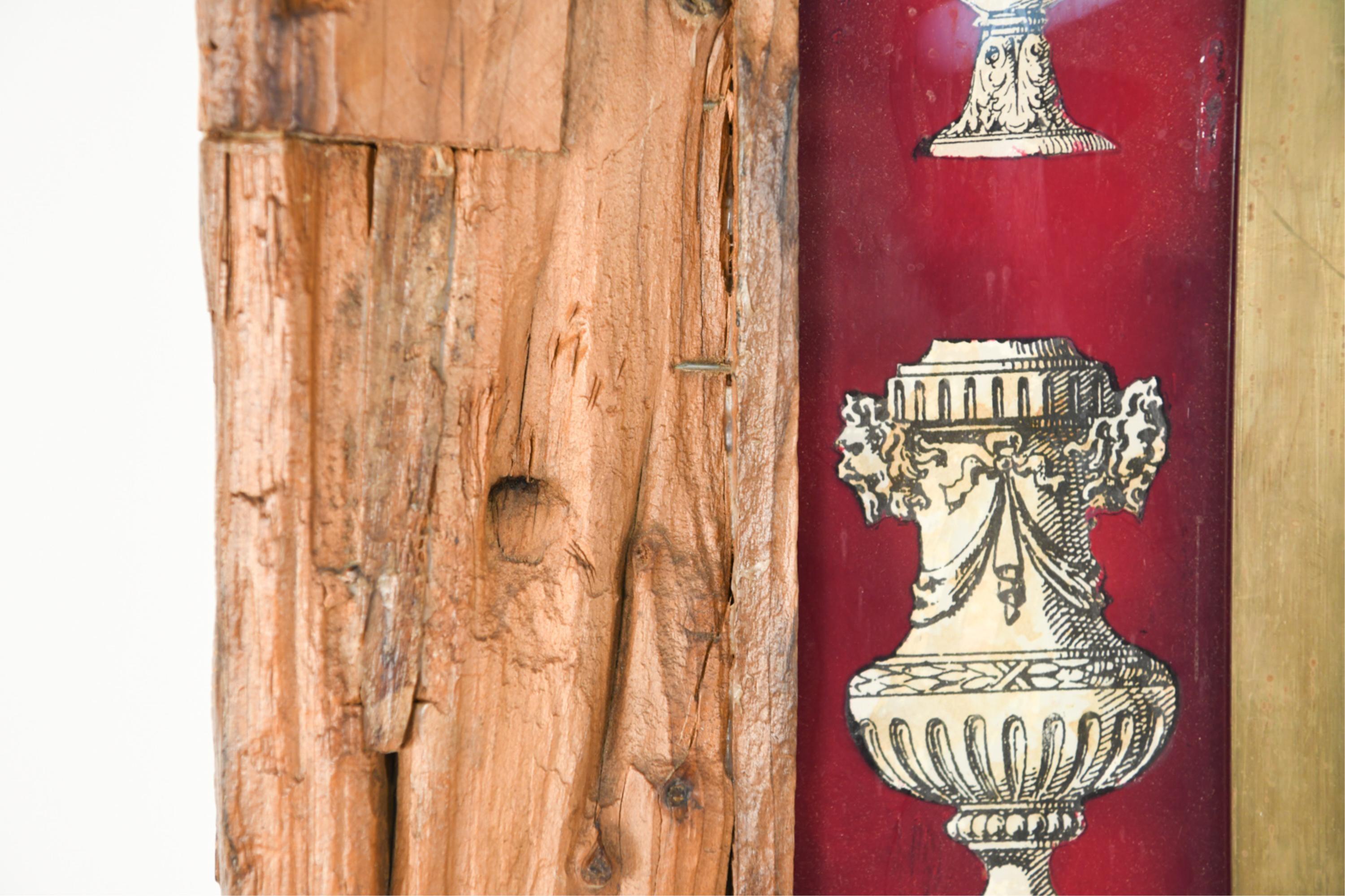 Rustikaler italienischer Wandspiegel mit umgekehrt bemalten klassischen Vasen und Urnen im Angebot 6