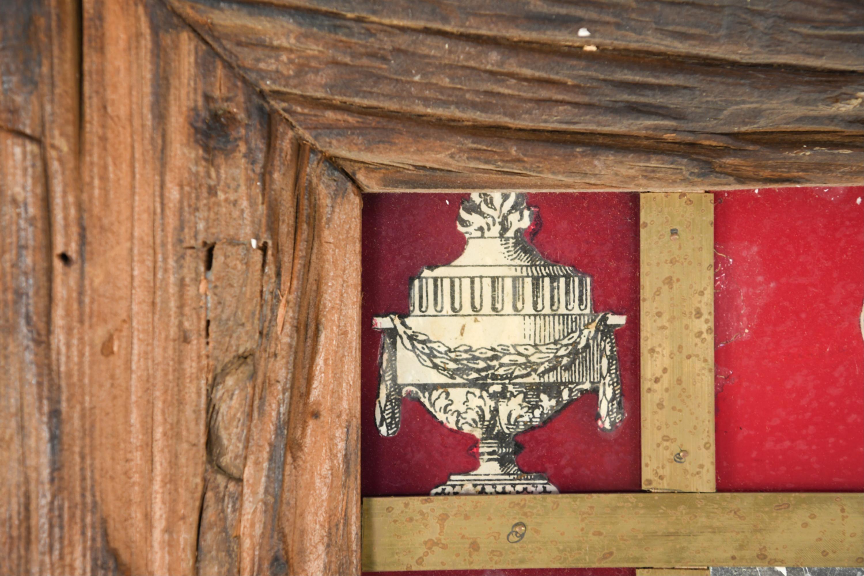 Miroir mural italien rustique avec vases et urnes classiques peints à l'envers en vente 8