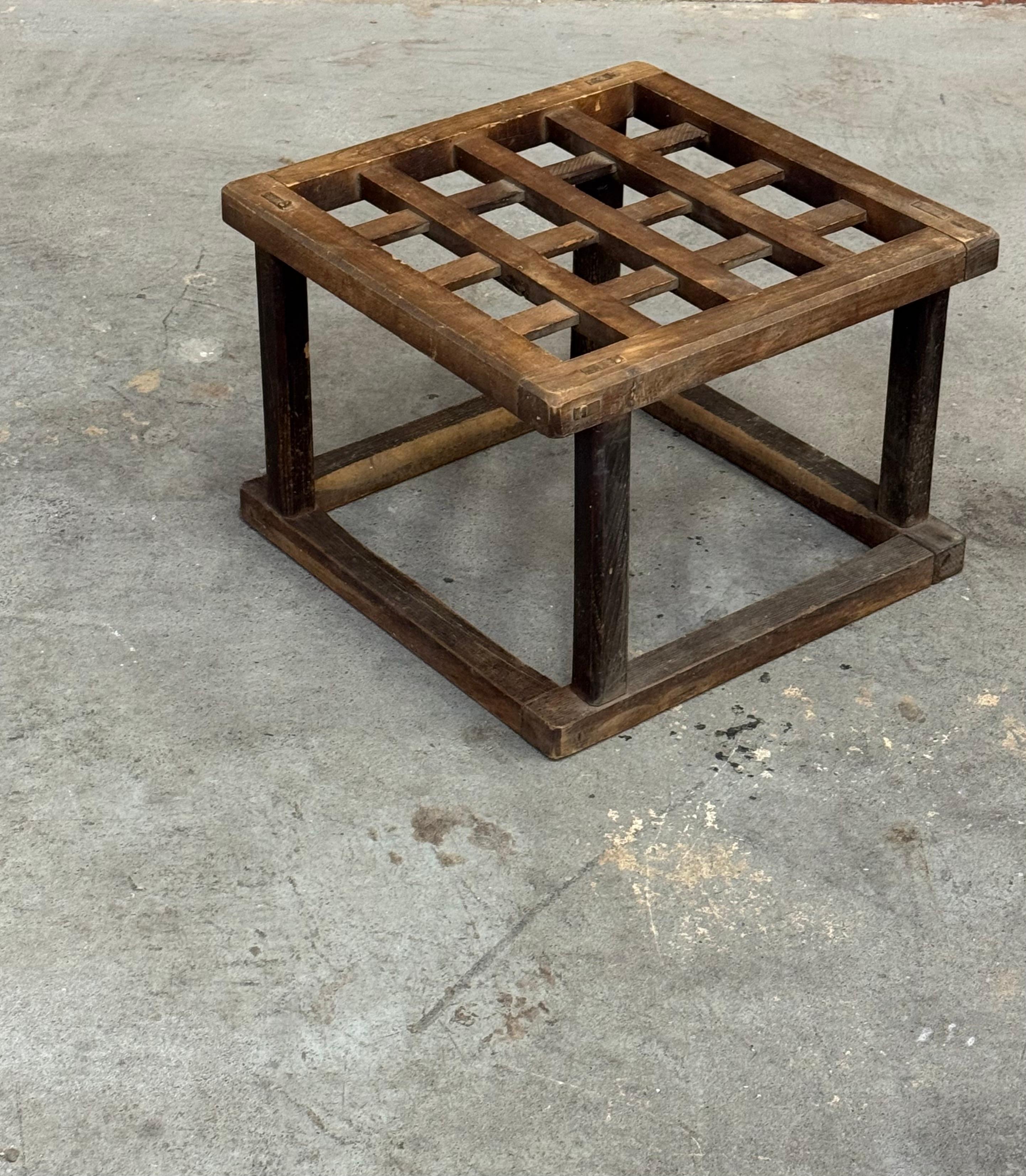 Table basse Kotatsu circa 1930, fabriquée à la main sans utiliser de clous ou de colle mais en s'appuyant sur la menuiserie pour donner à la table son intégrité structurelle. Le bois a une belle patine au fil des ans, ce qui lui donne du caractère.