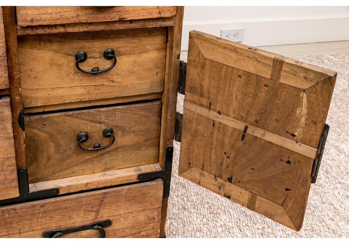 Rustikale Tansu-Truhe aus japanischer Kiefer im Angebot 5