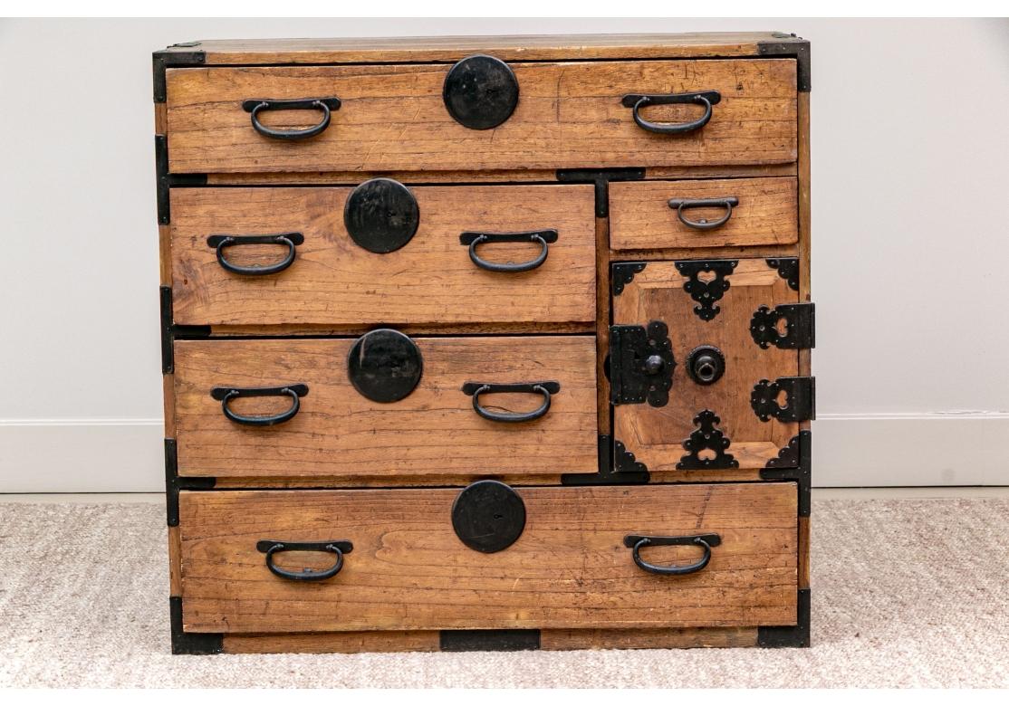 Rustikale Tansu-Truhe aus japanischer Kiefer (Art déco) im Angebot