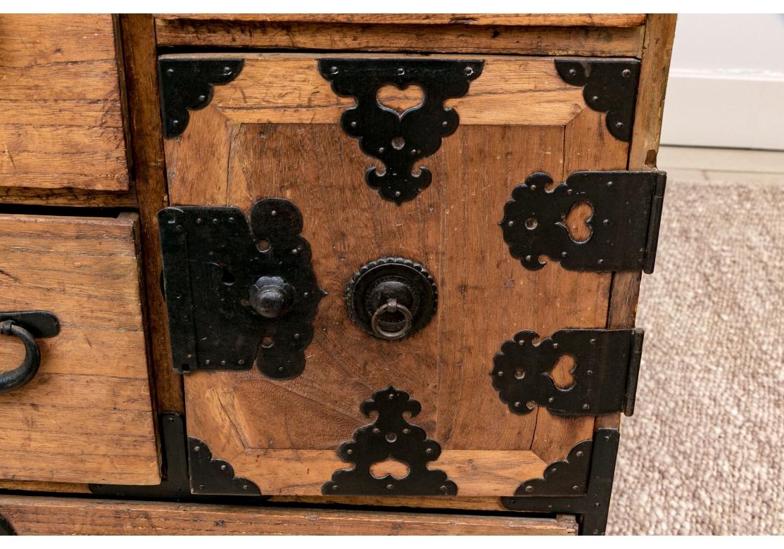 Rustikale Tansu-Truhe aus japanischer Kiefer (Japanisch) im Angebot