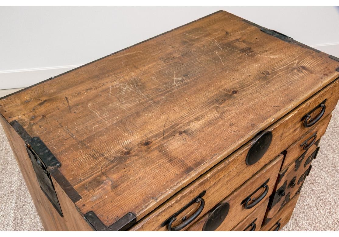 Rustikale Tansu-Truhe aus japanischer Kiefer (Kiefernholz) im Angebot