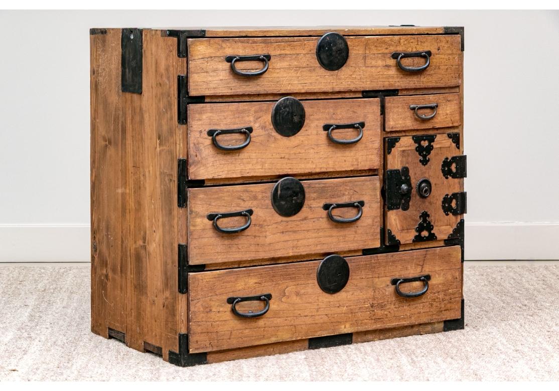 Rustikale Tansu-Truhe aus japanischer Kiefer im Angebot 2