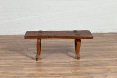 Panca bassa rustica giavanese a forma libera realizzata in legno di teak antico recuperato e strutturato