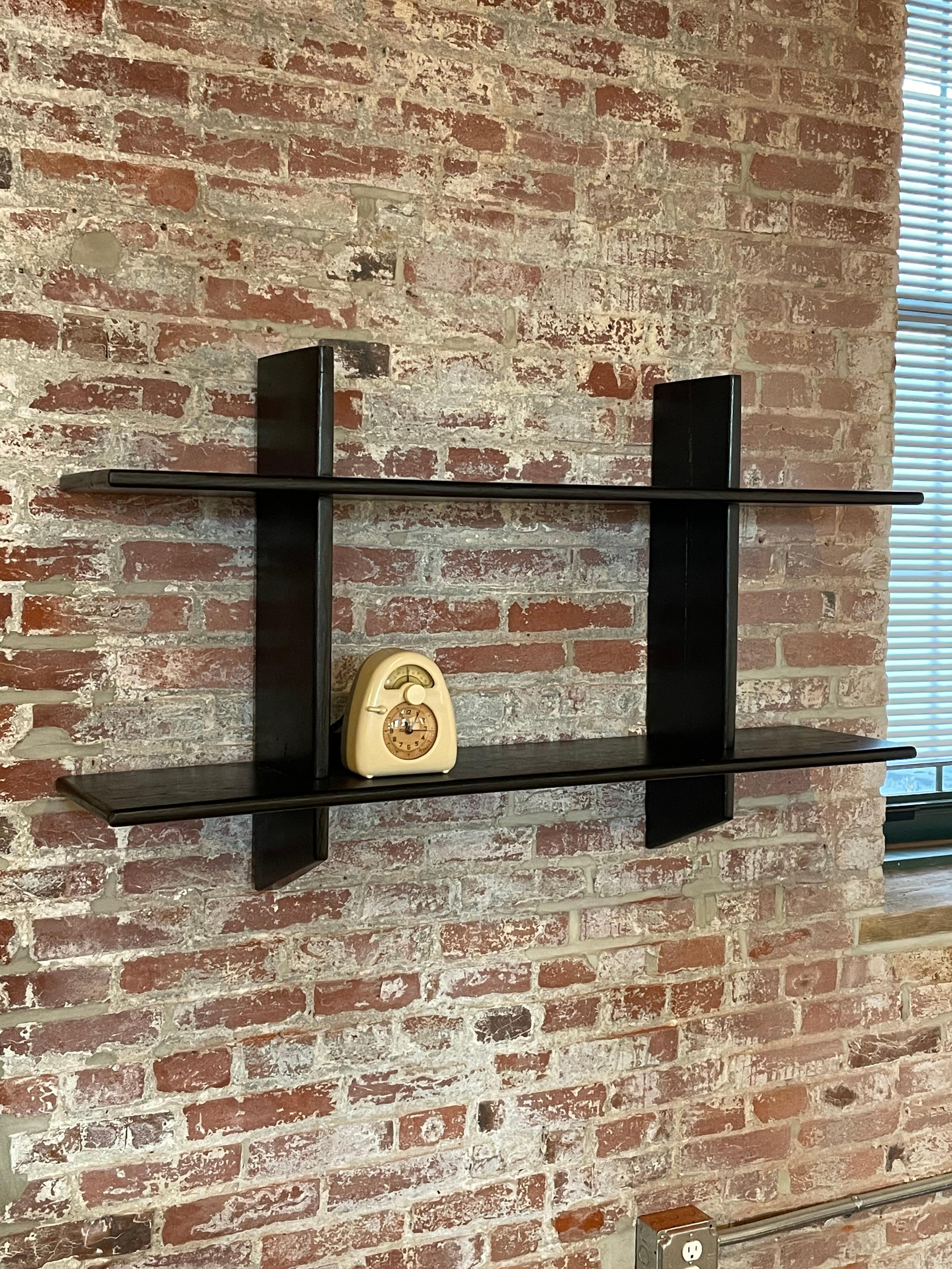 Estantería de pared de madera moderna-antigua al estilo del mural Rayonnage de Jean Prouvé vendido por Vitra. 

Combina tanto con el diseño moderno como con el primitivo. 

La estantería se monta en la pared con dos soportes verticales. 

Se envía