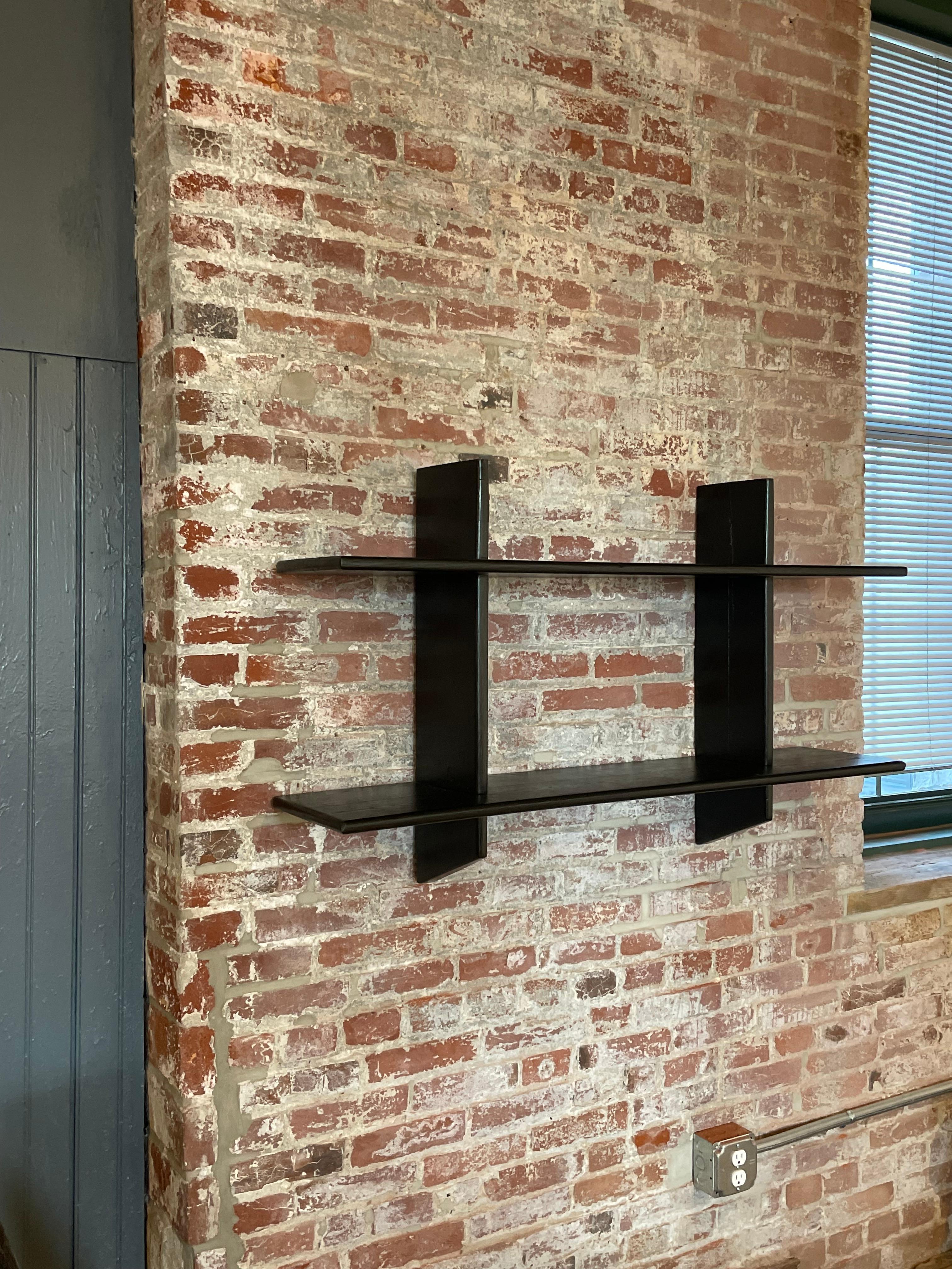 Estantería de pared rústica estilo Jean Prouve en Bueno estado para la venta en New York, NY