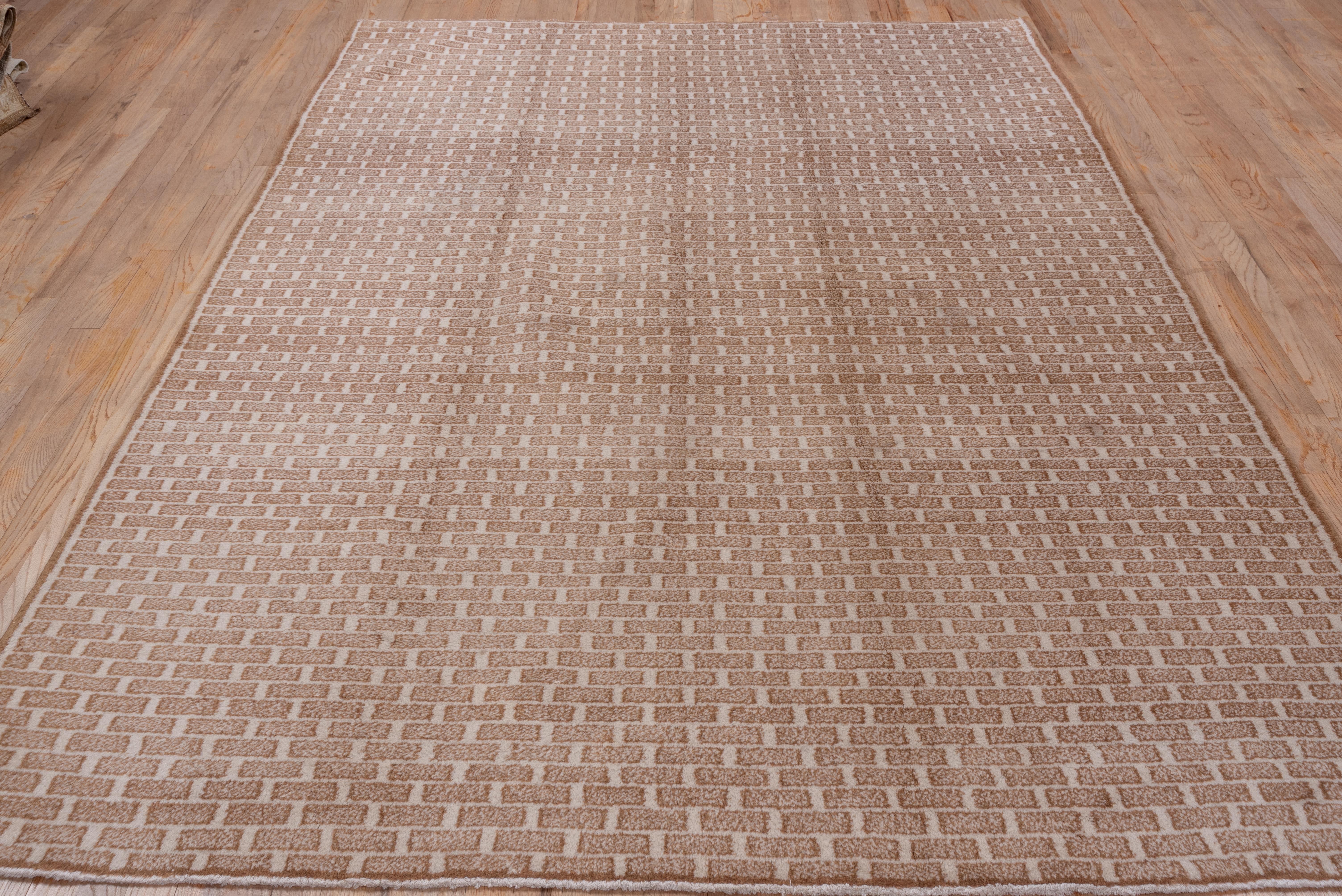 Dieser osttürkische, rustikale Teppich hat ein randloses, elfenbeinfarbenes Feld mit einem gesprenkelten, karamellfarbenen Ziegelmuster. Der Zustand ist sehr gut.