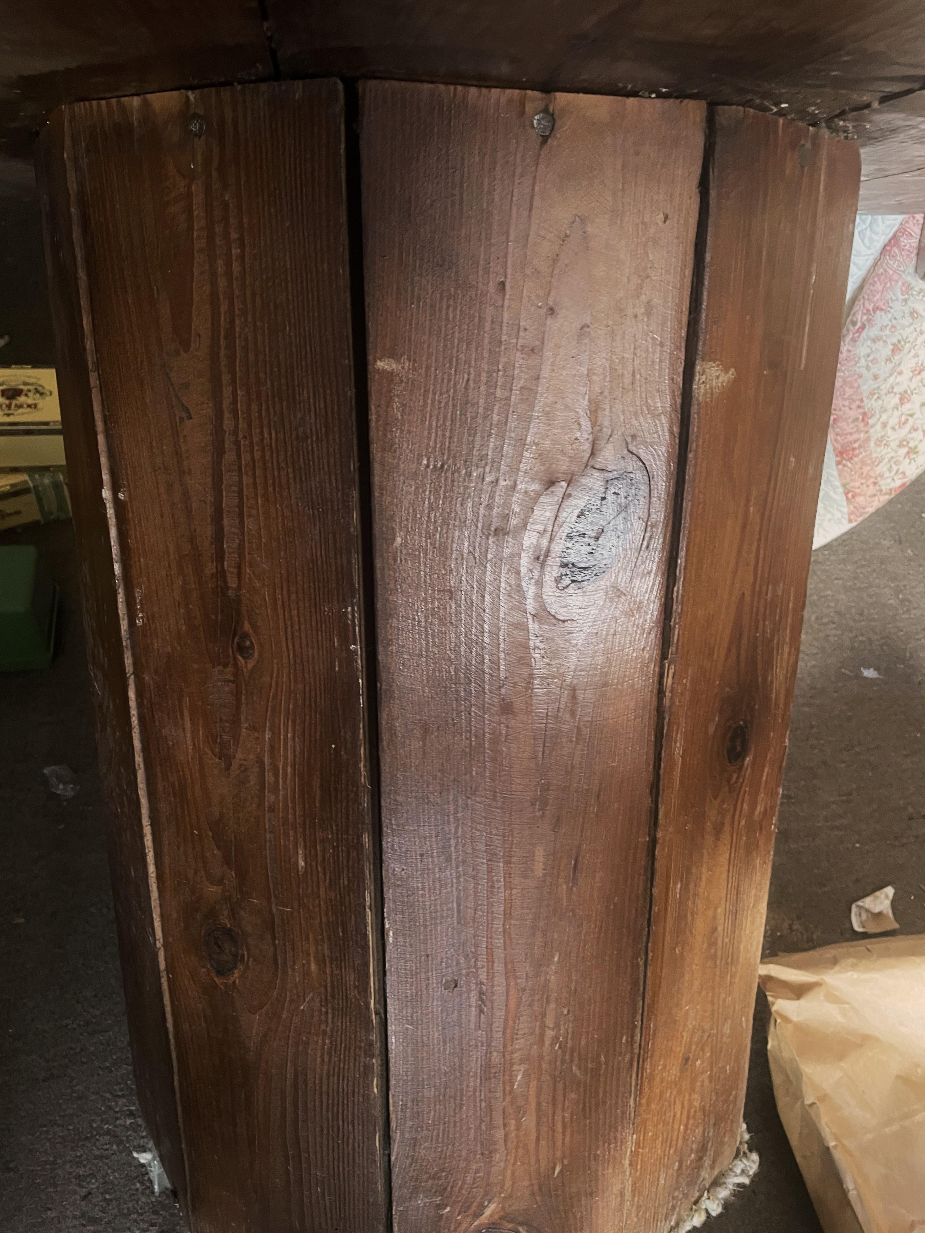 Tavolo e sedie rustici in pino nodoso Cabine da pranzo fatte a mano per la cucina in vendita 5