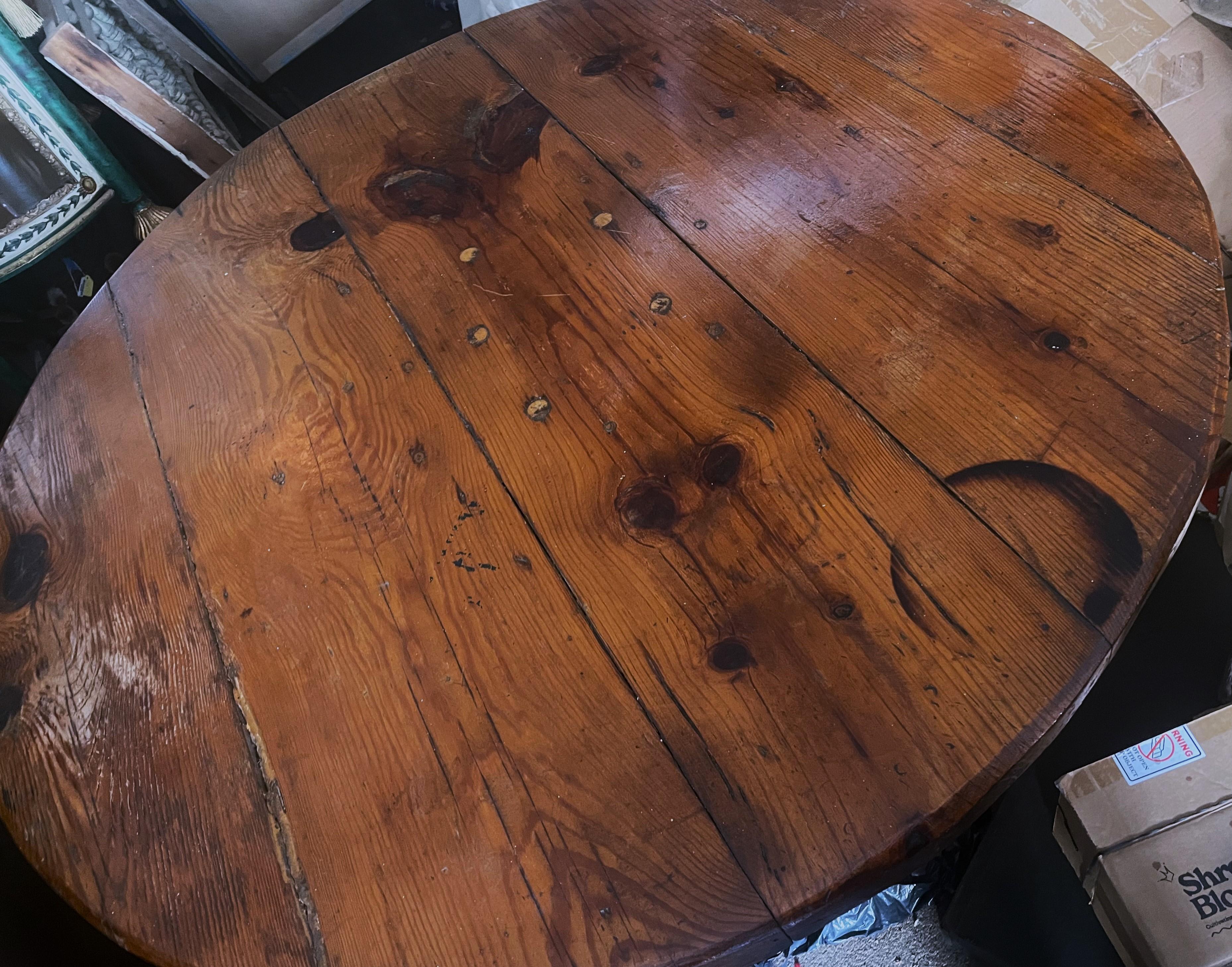 Si tratta di un fantastico tavolino in pino nodoso fatto a mano con 2 sedie, perfetto per una baita rustica, un cottage o un angolo colazione. Il pino è tagliato spesso (il piano del tavolo è spesso 2 pollici) e costruito in modo sostanziale, ma c'è